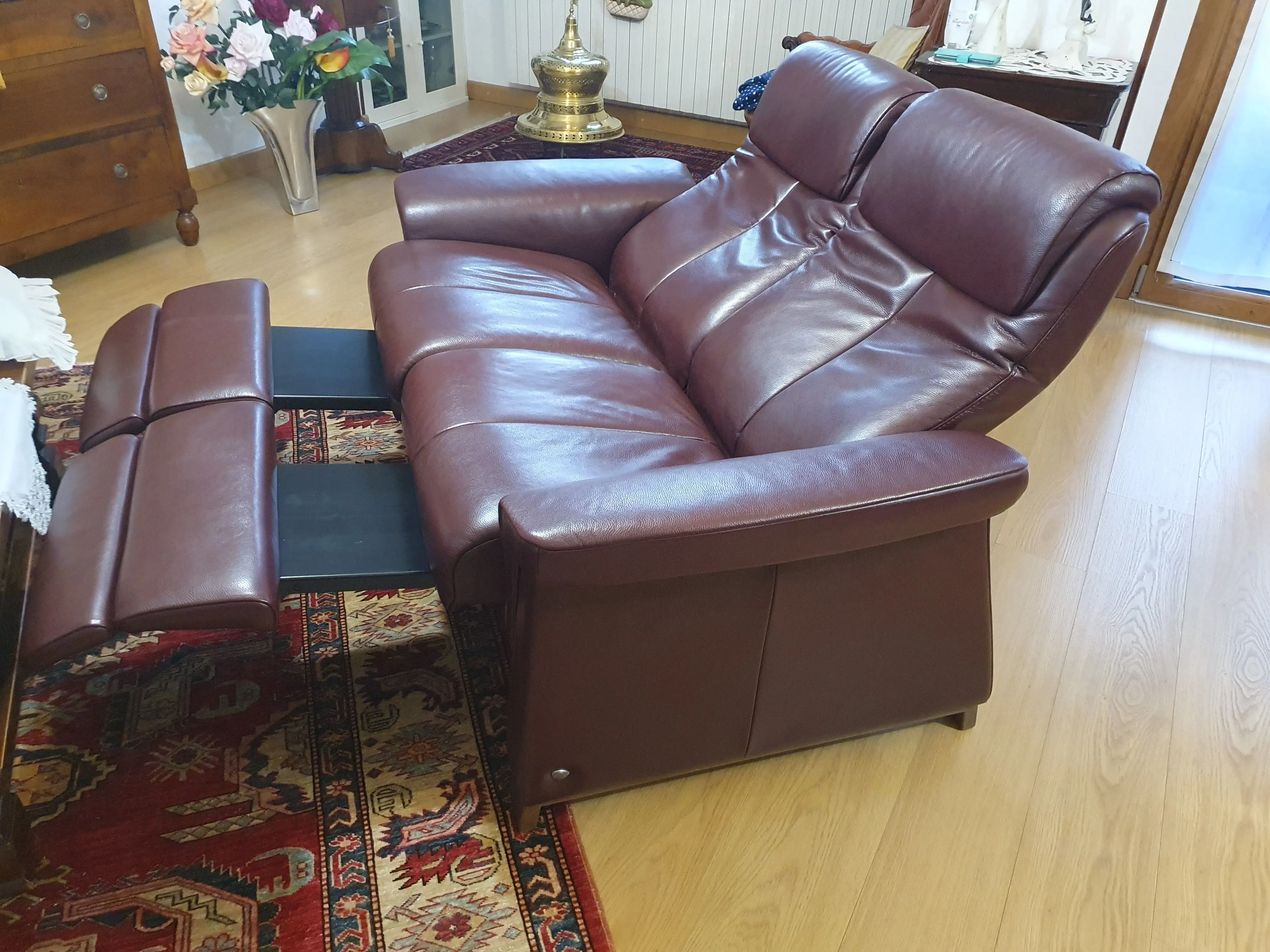 Reclining sofa in burgundy leather, Stressless 5