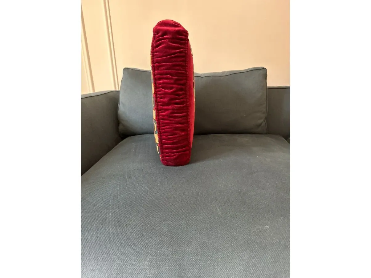 Cuscino in velluto rosso con decori 14