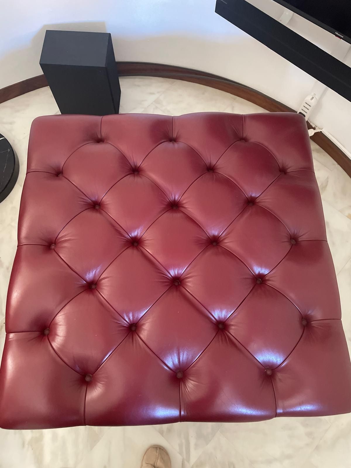 Chester Pouf in leather (burgundy), Poltrona Frau Front