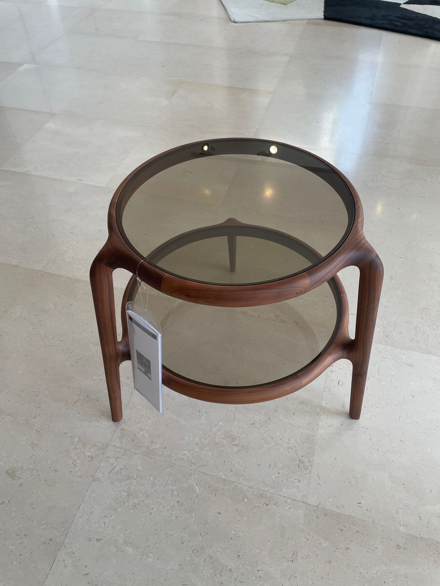 Jean Couchtisch rund aus bronzefarbenem Glas und Walnussholz Front