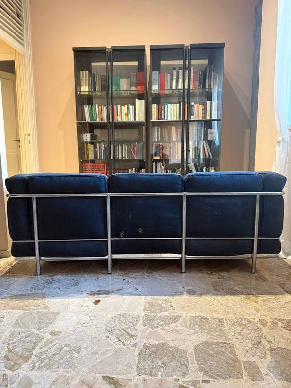 Le Corbusier LC2 3-Sitzer Sofa aus blauem Stoff Details
