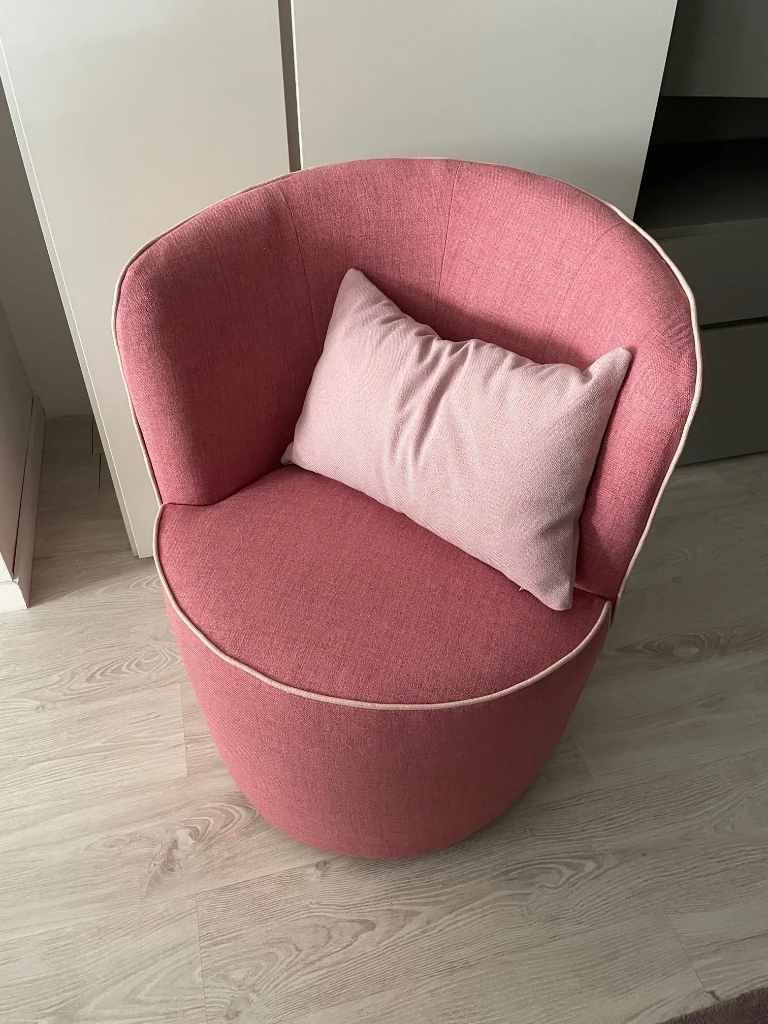 Dafne armchair in pink fabric, Le Comfort  2