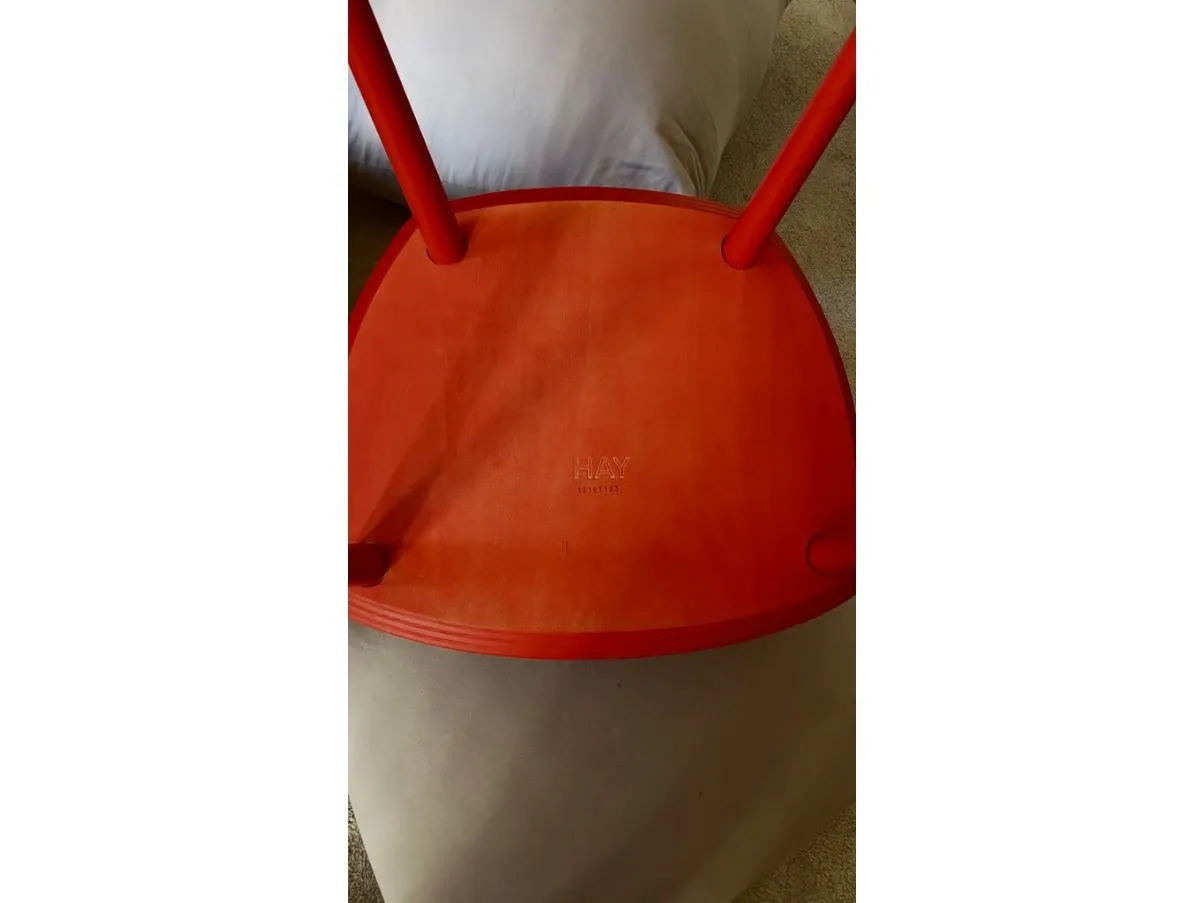 Sedia con braccioli rosso, Hay 2