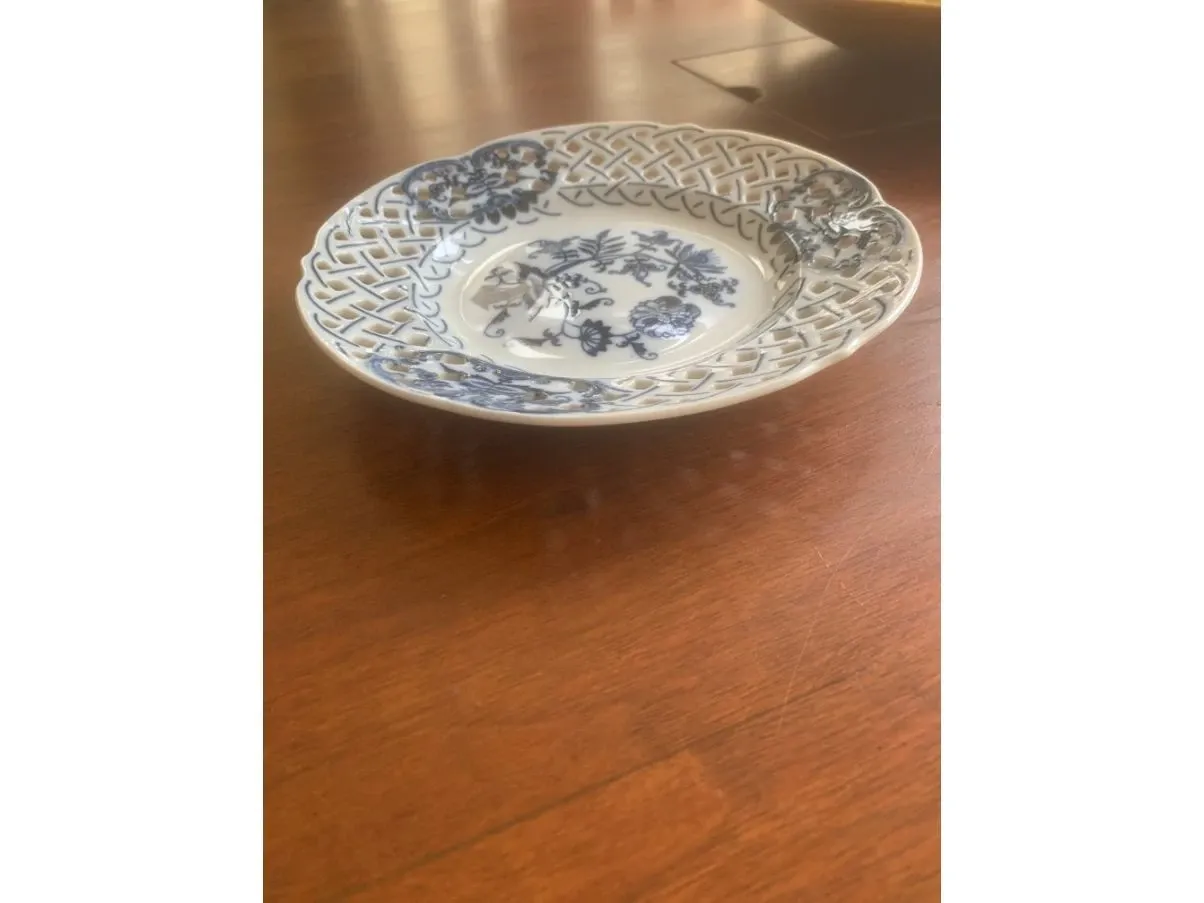 Set of 4 plates with vintage Blue Danube perforated edge, 3