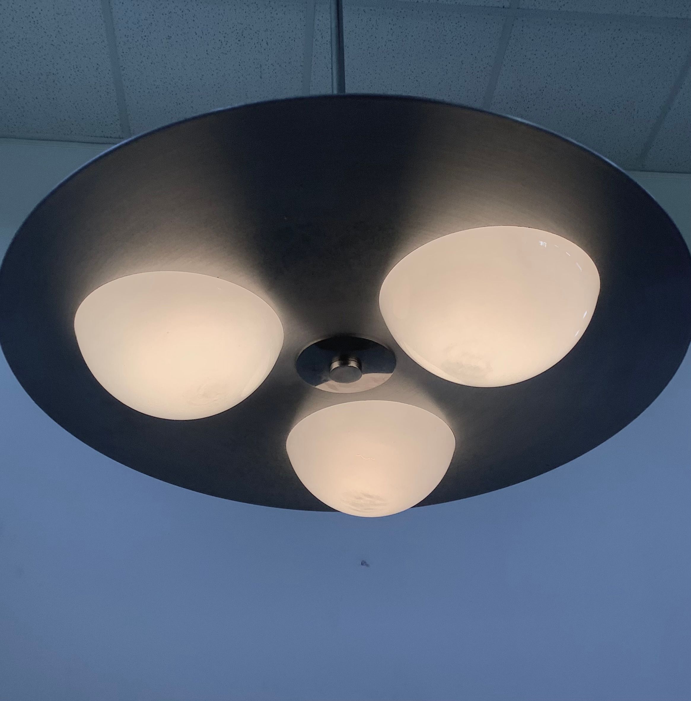 Lampadario in alluminio e vetro opalino (anni '70) Brand