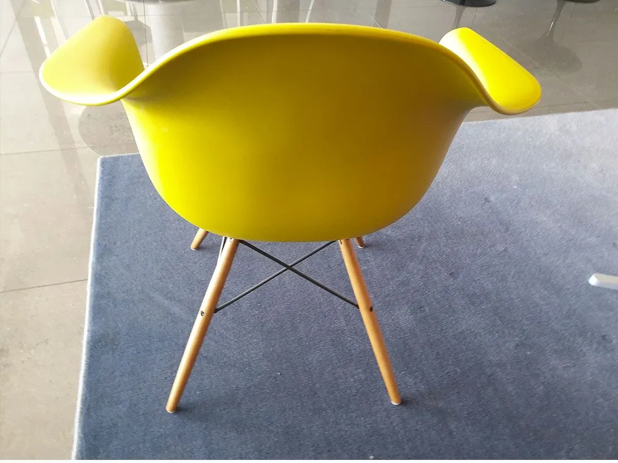 Poltroncina Eames Plastic Chair DAW (giallo), Vitra 3