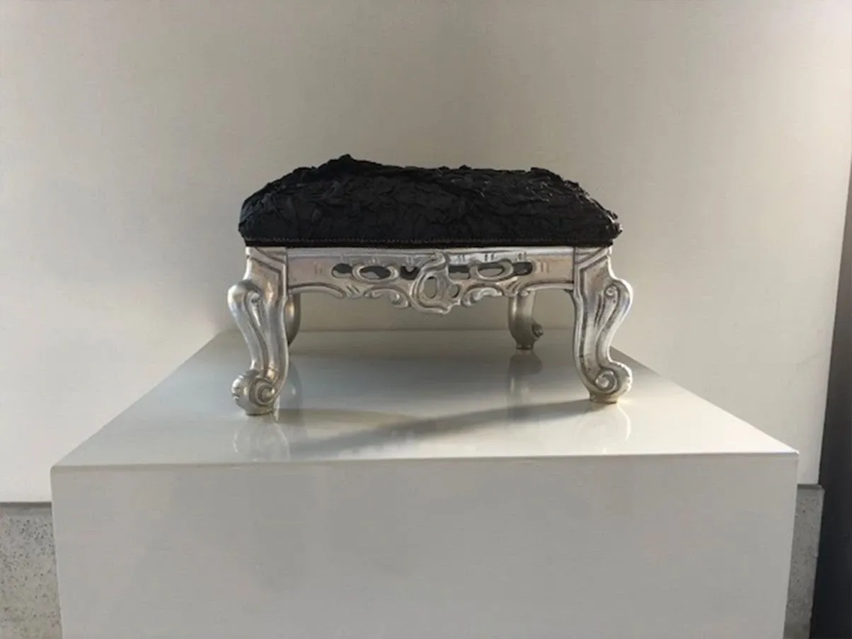 Slow Vanity pouf in carved wood and fabric (black), Modà 4