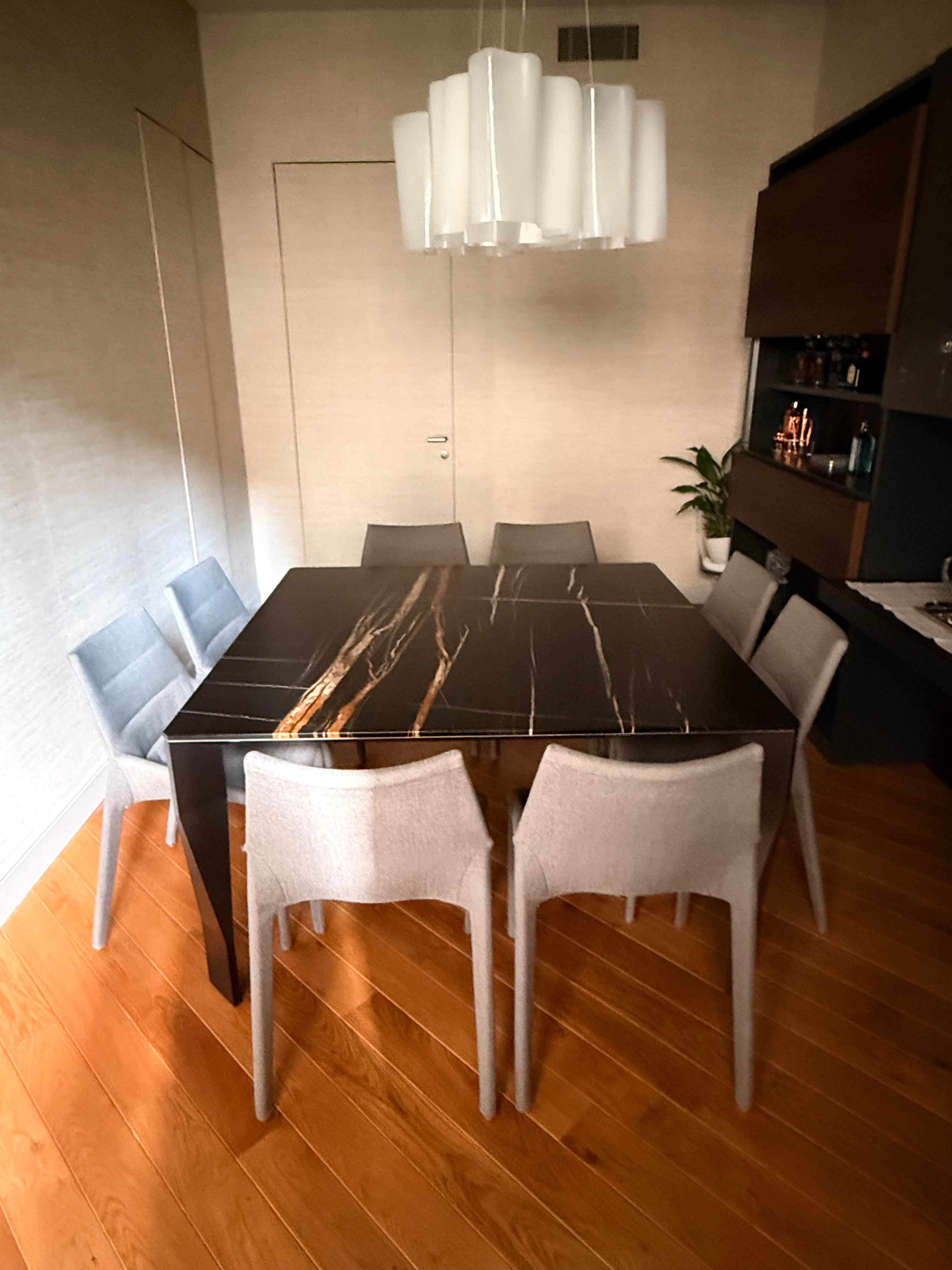 Table carré Diamond Sahara en marbre veiné 11