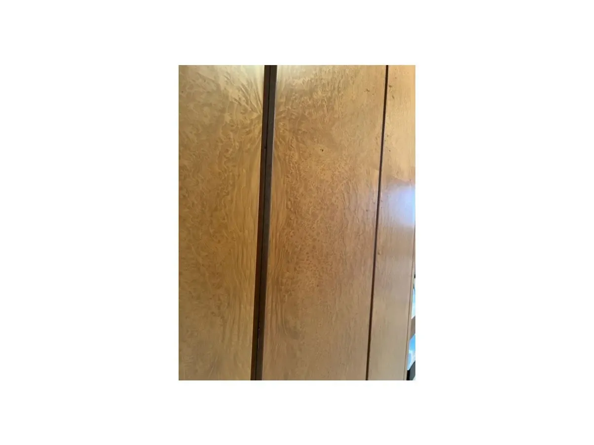Begehbarer Kleiderschrank aus Wurzelholz-Nussbaum 6