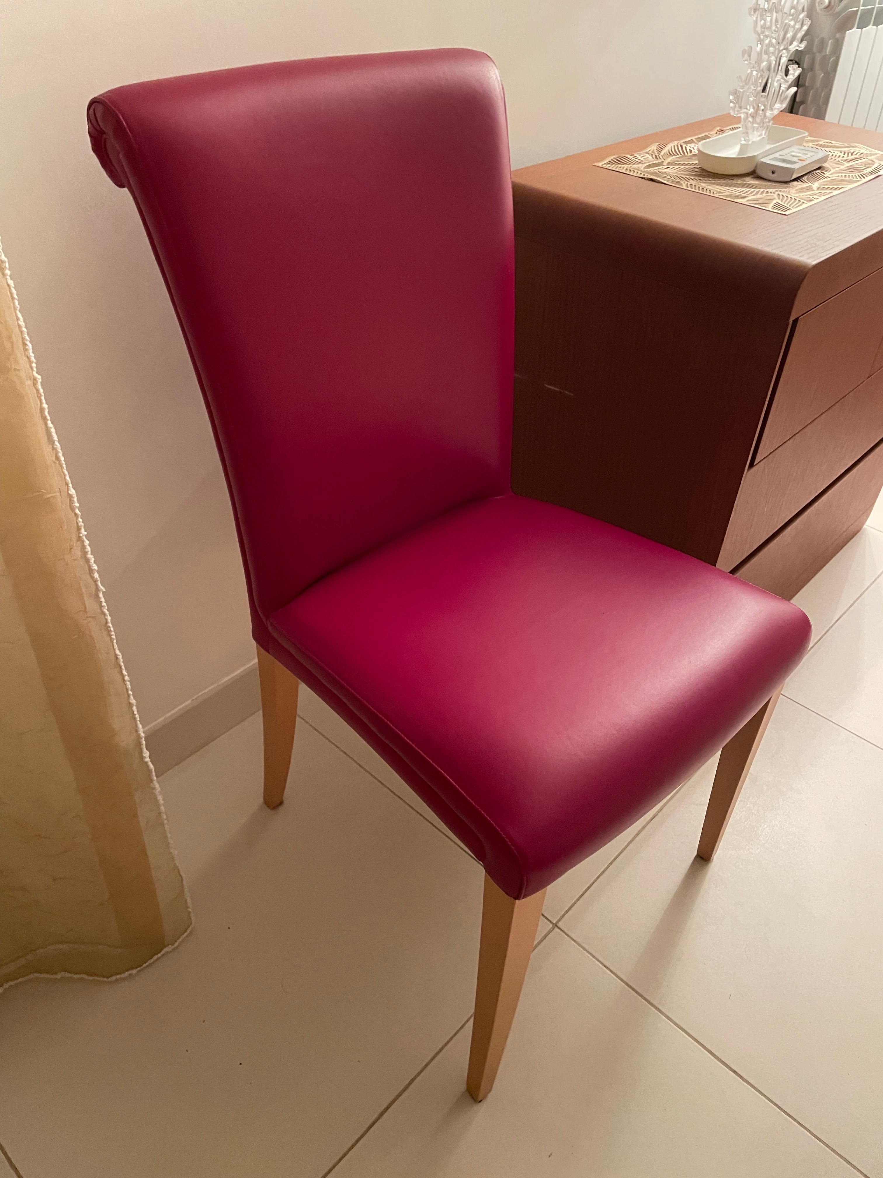 Stuhl Vittoria aus Leder in Weinrot und naturbelassenem Buchenholz Main