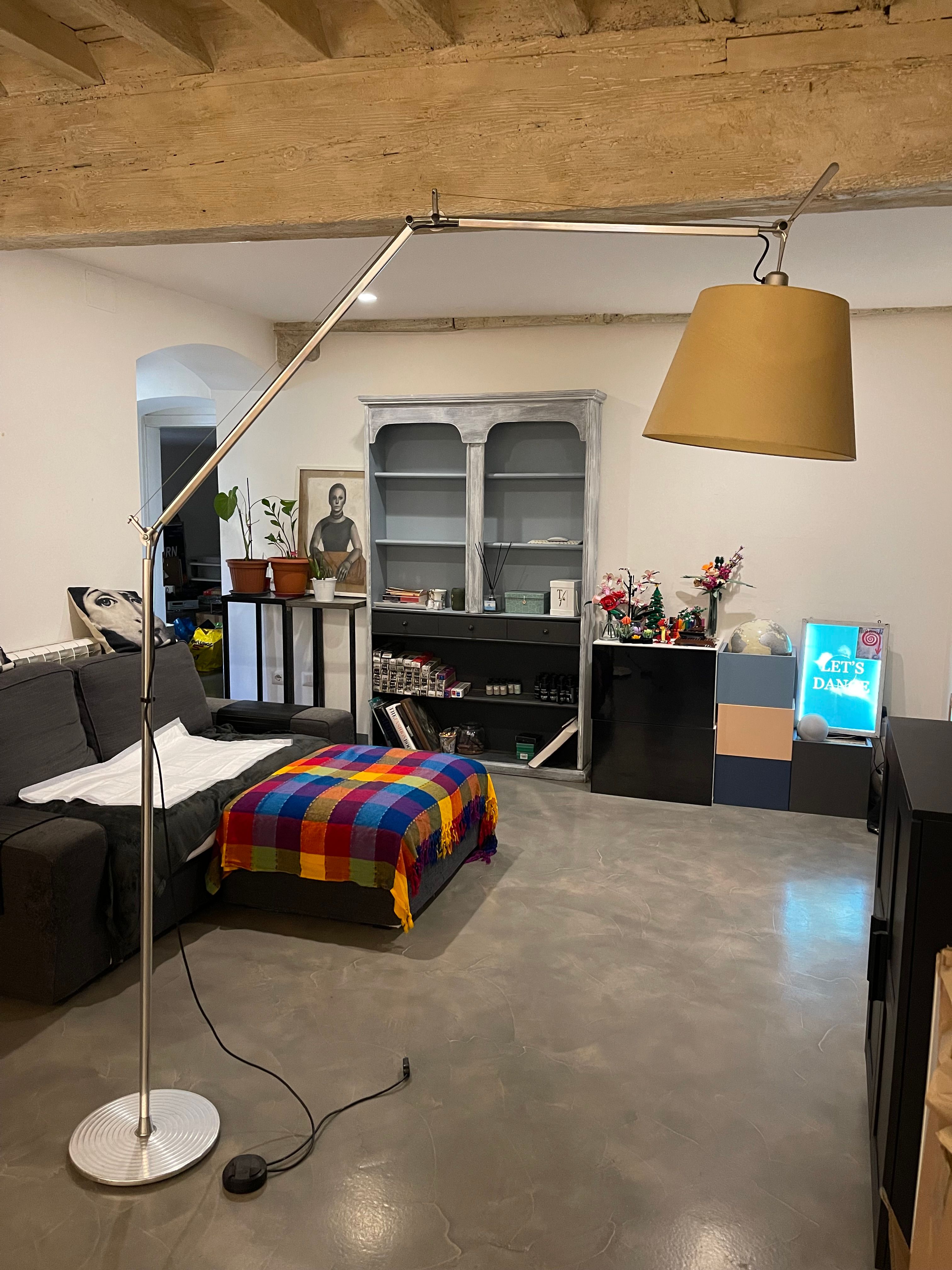 Lampada da terra Tolomeo maxi di Michele De Lucchi, Artemide Front