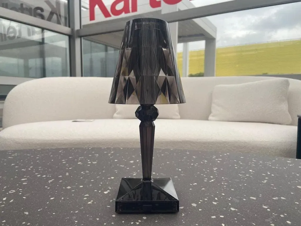 Batteriebetriebene schwarze Tischlampe Main