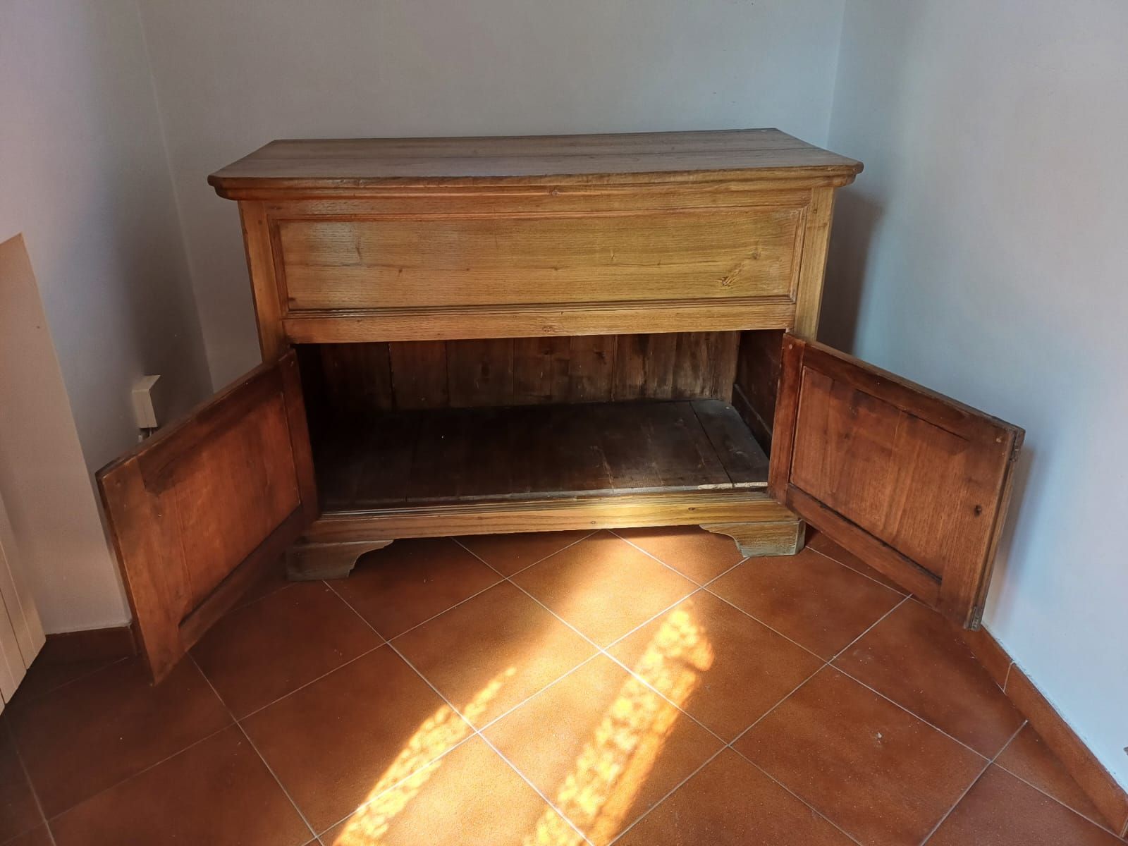Madia antiquariato in legno massello Front