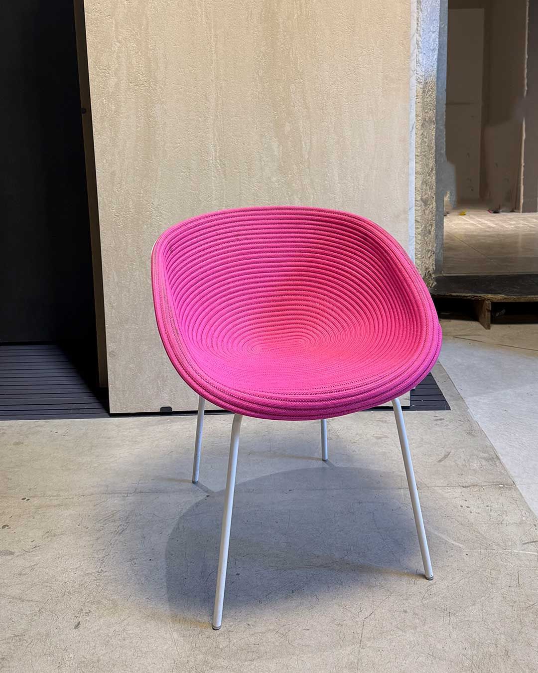 Fuchsia Amable Stuhl von Victor Carrasco Brand