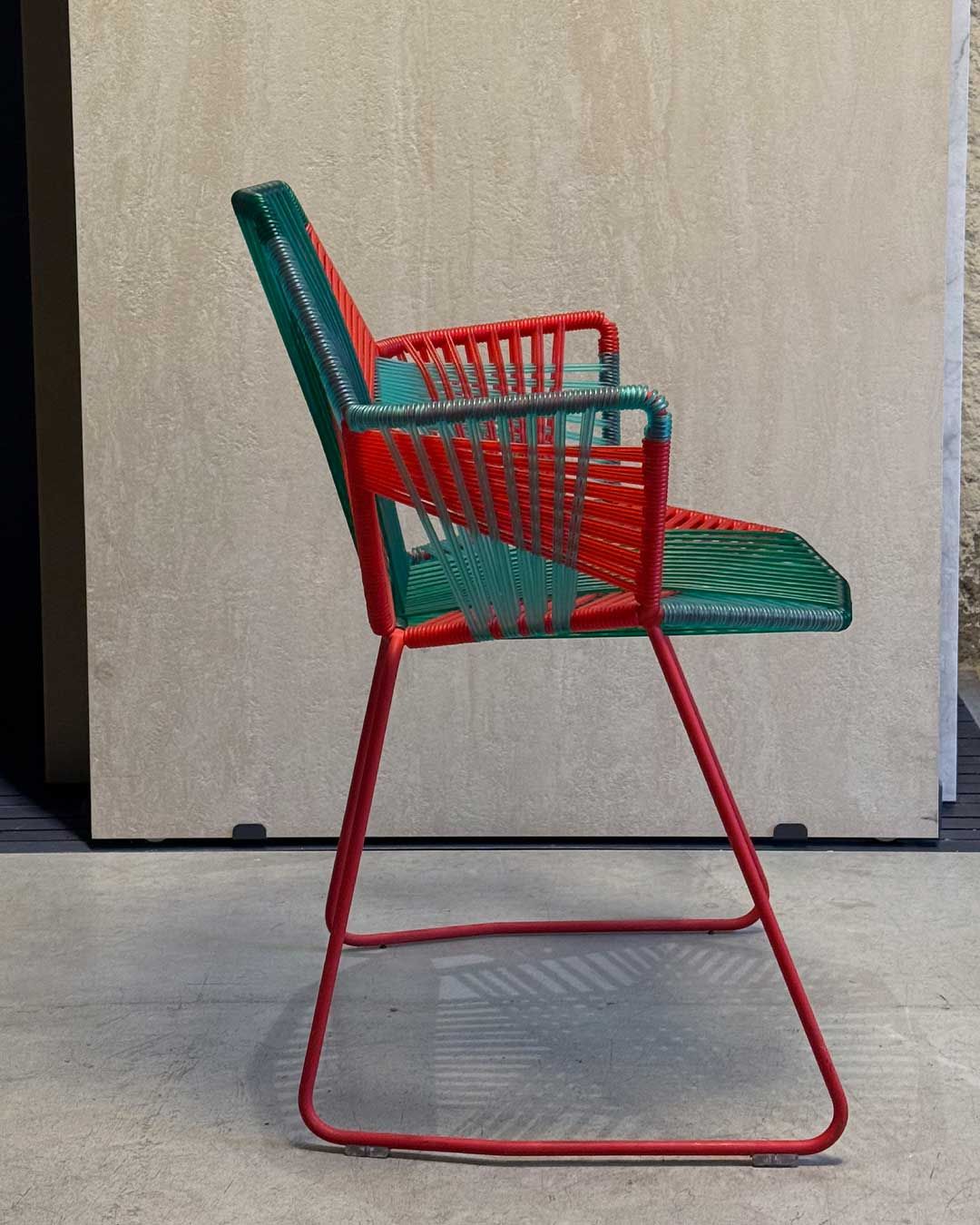 Sedia Tropicalia verde e rossa di Patricia Urquiola   Side