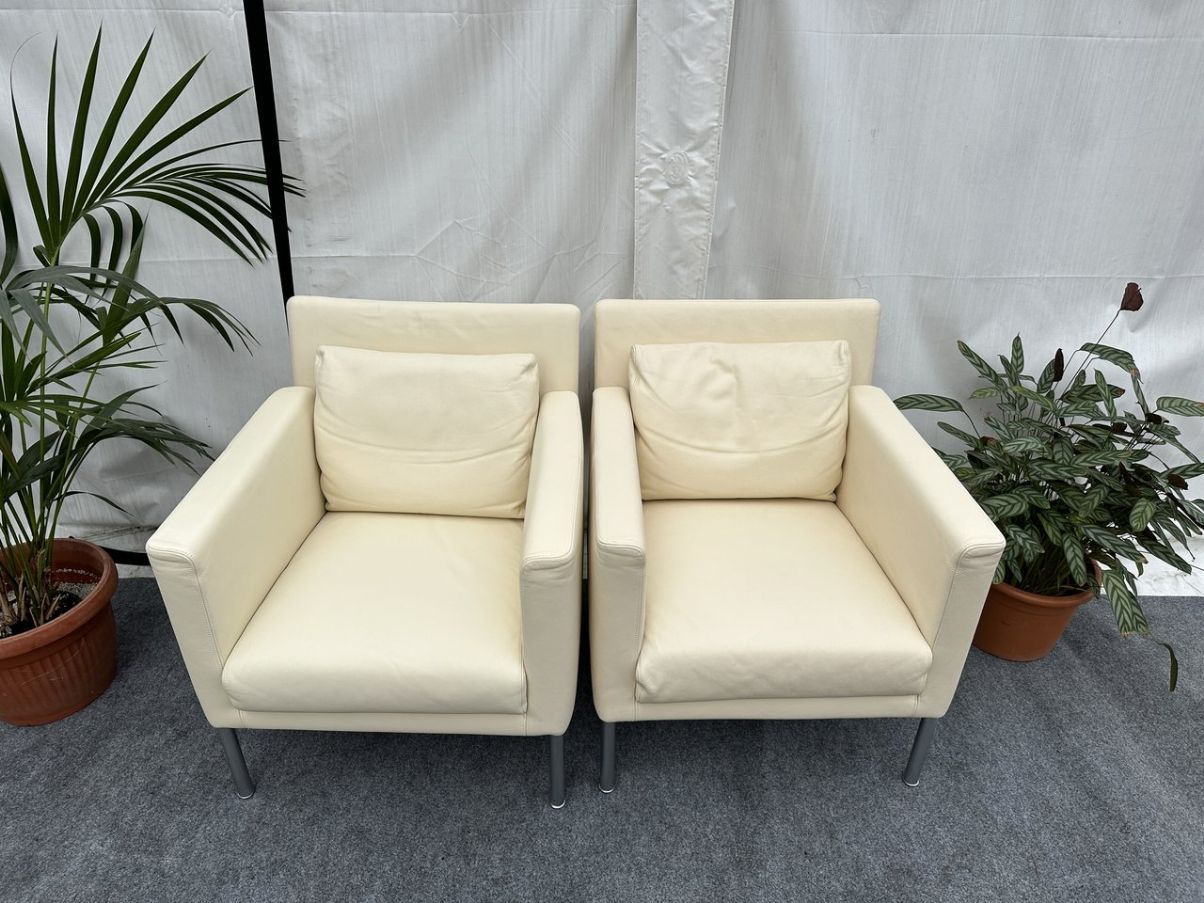 Set of 2 cream Jason armchairs. Knoll image