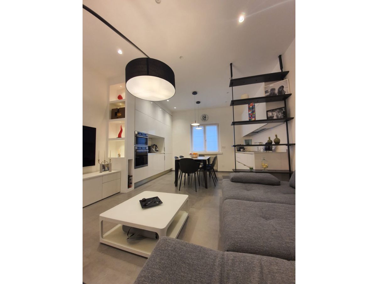 Lampada da terra Jump in fibra di carbonio, Natuzzi Optional8