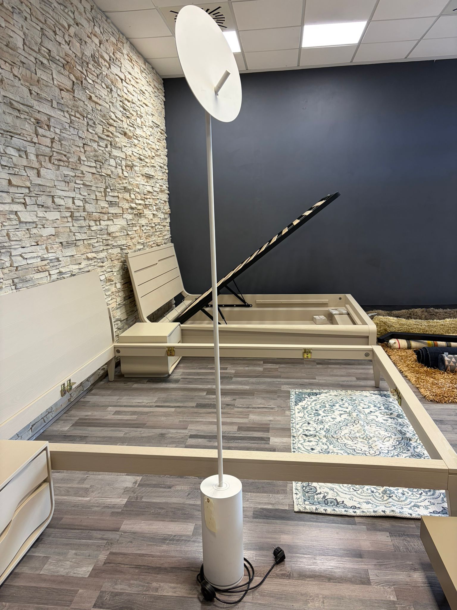 Luà Stehlampe aus weißem Aluminium Side