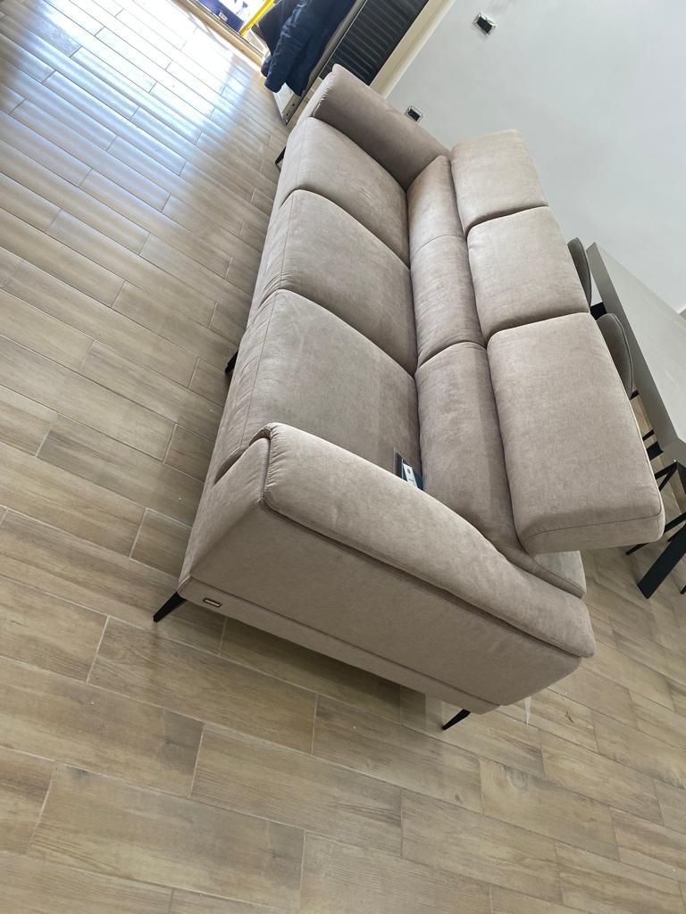 Divano 3 posti rivestito in tessuto (beige/grigio) Side