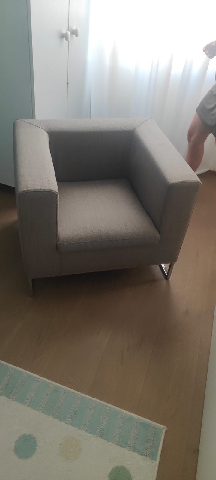 Brauner Sessel mit Stoffbezug Front
