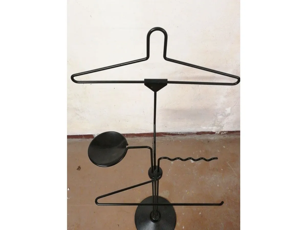 Vintage Garderobe im postmodernen 80er-Jahre-Design 2