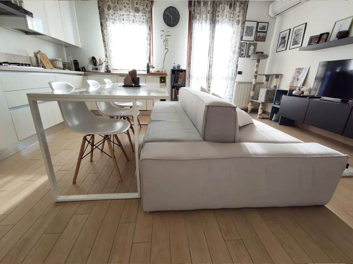 Layout (divano in tessuto e tavolo in legno) 6