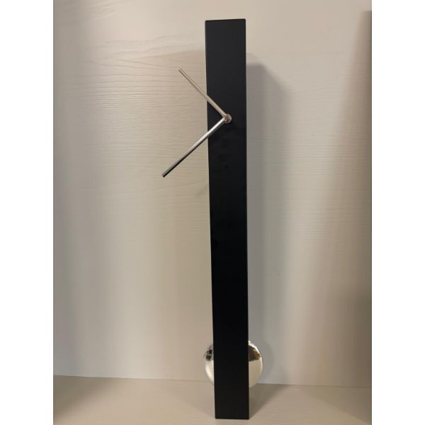 Zwarte wandklok met slinger image