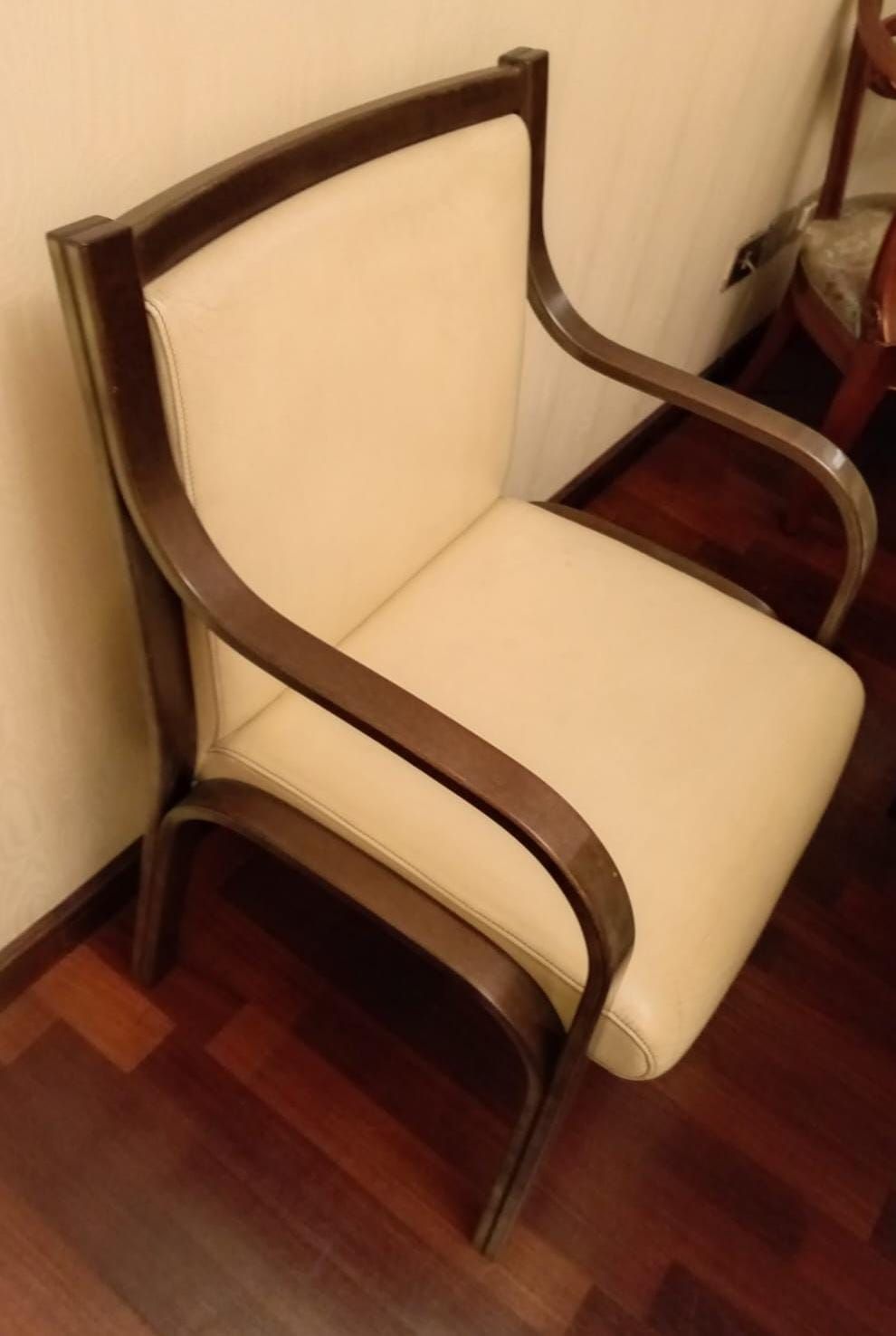 Poltroncina con braccioli Cavour di Vittorio Gregotti, Lodovico Meneghetti e Giotto Stoppino  Main