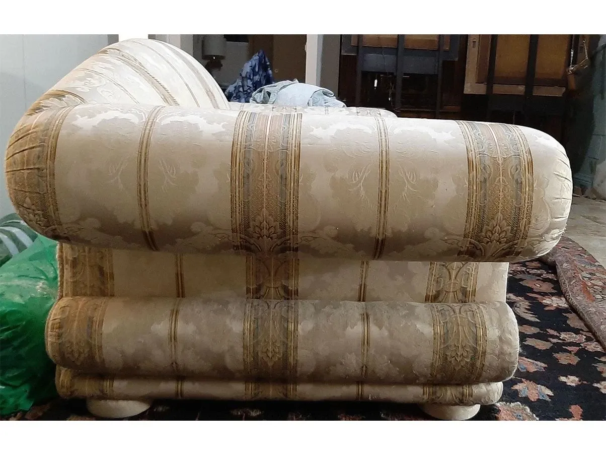 Set divano vintage in stile classico con 2 pouf abbinati 2