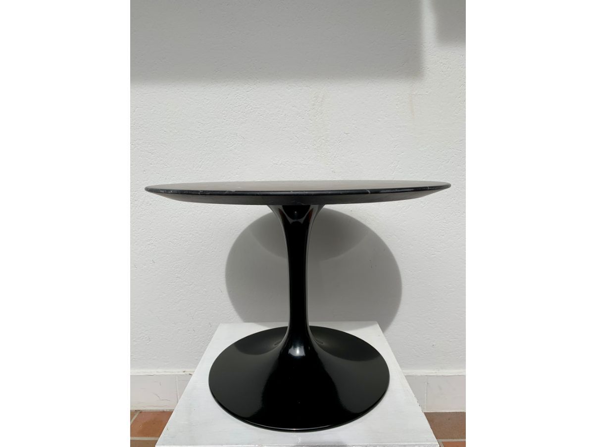 Runder Tulip Tisch von Eero Saarinen schwarz Front