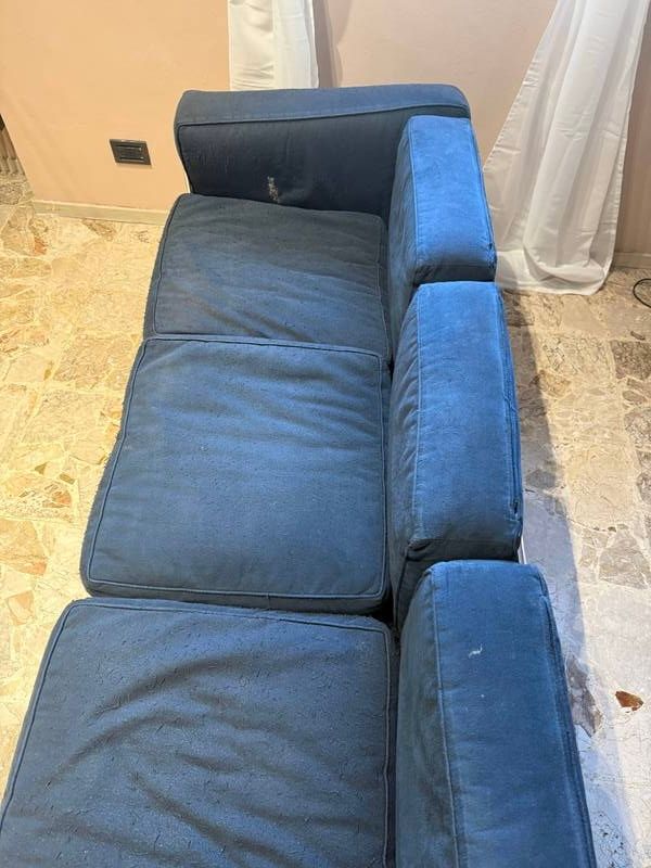 Le Corbusier LC2 3-Sitzer Sofa aus blauem Stoff Side