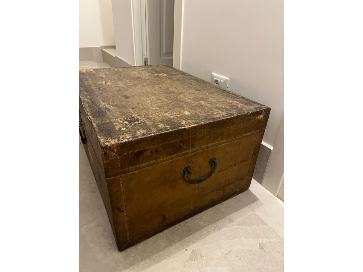 Vintage leather trunk (19th century) Side