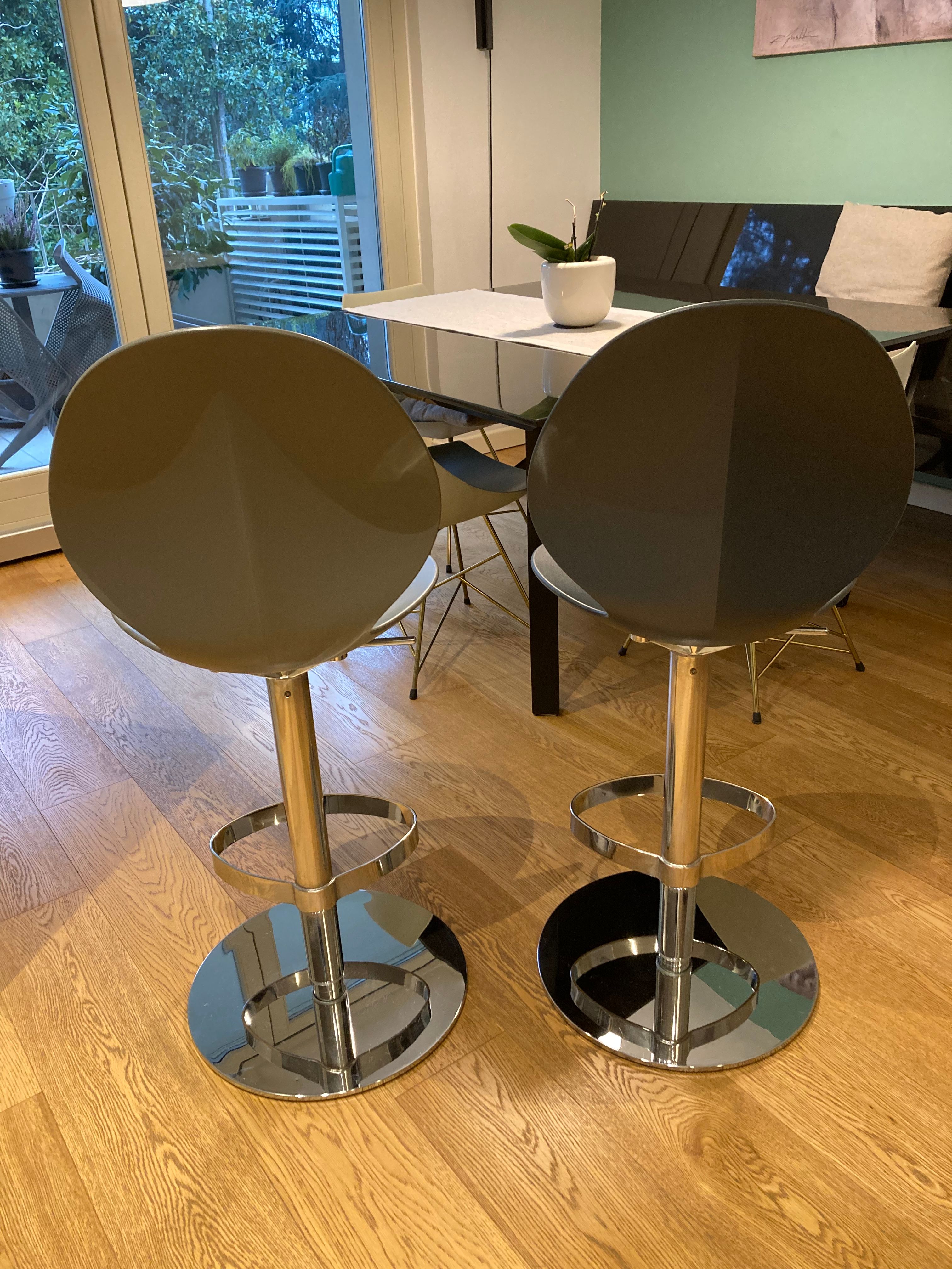 Coppia di sgabelli Basil  in polipropilene e acciaio cromato, Calligaris Front