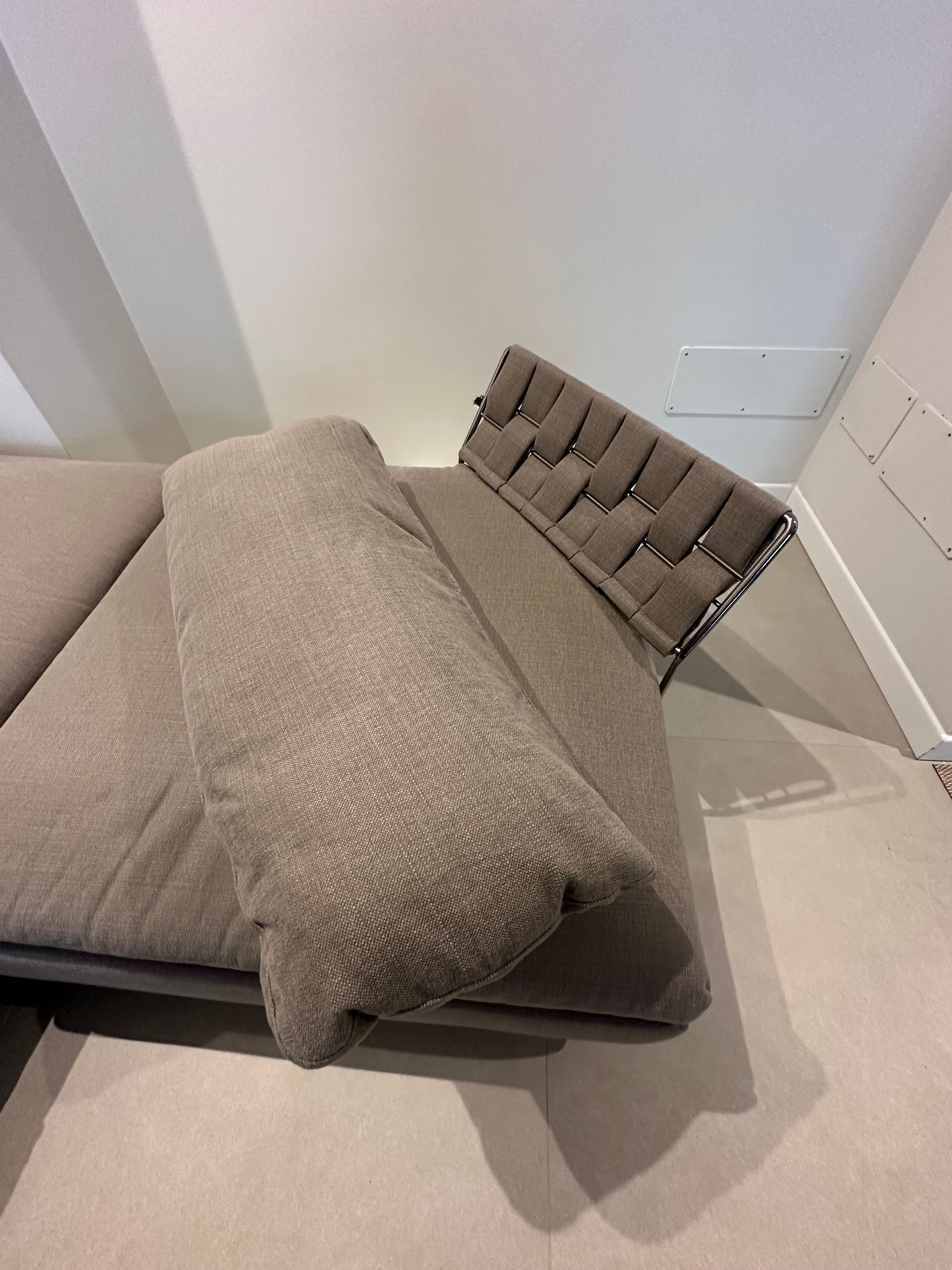 Set divano 3 posti e pouf Limes New rivestito in tessuto tortora di Sergio Bicego, Saba Details