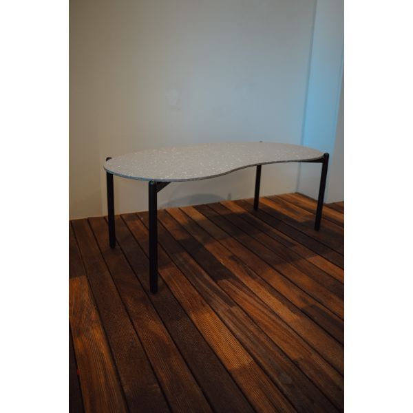 Tavolino basso Undique Mas grigio di Patricia Urquiola, Kartell image