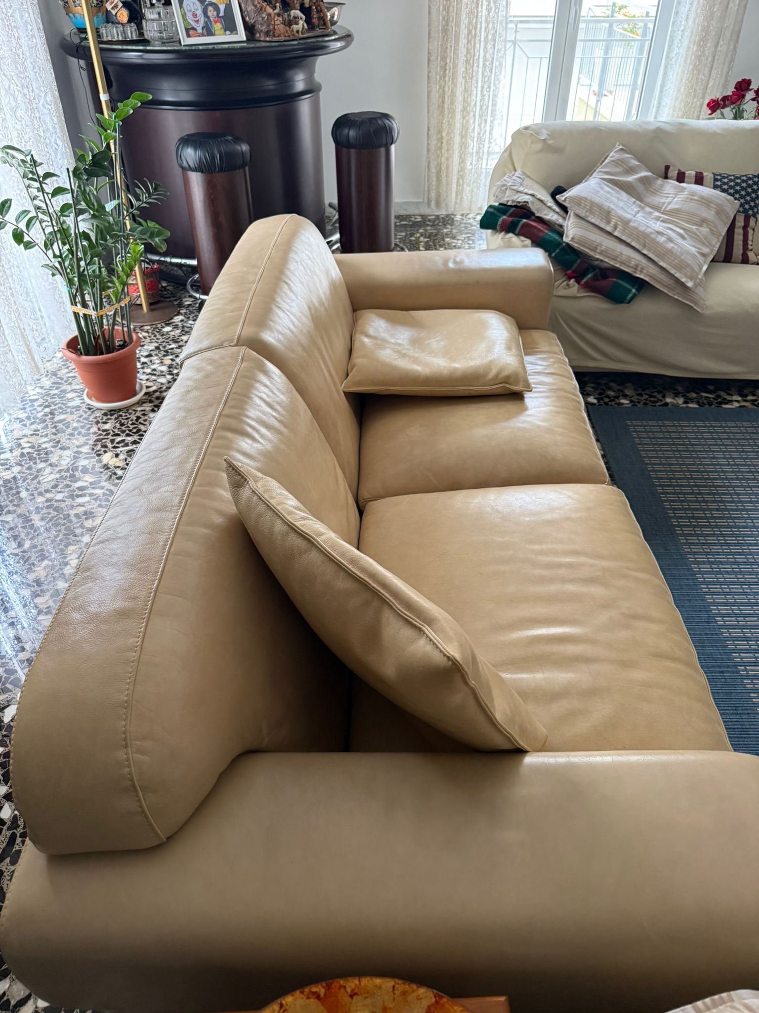 Hamilton sofa in leather (beige) 10