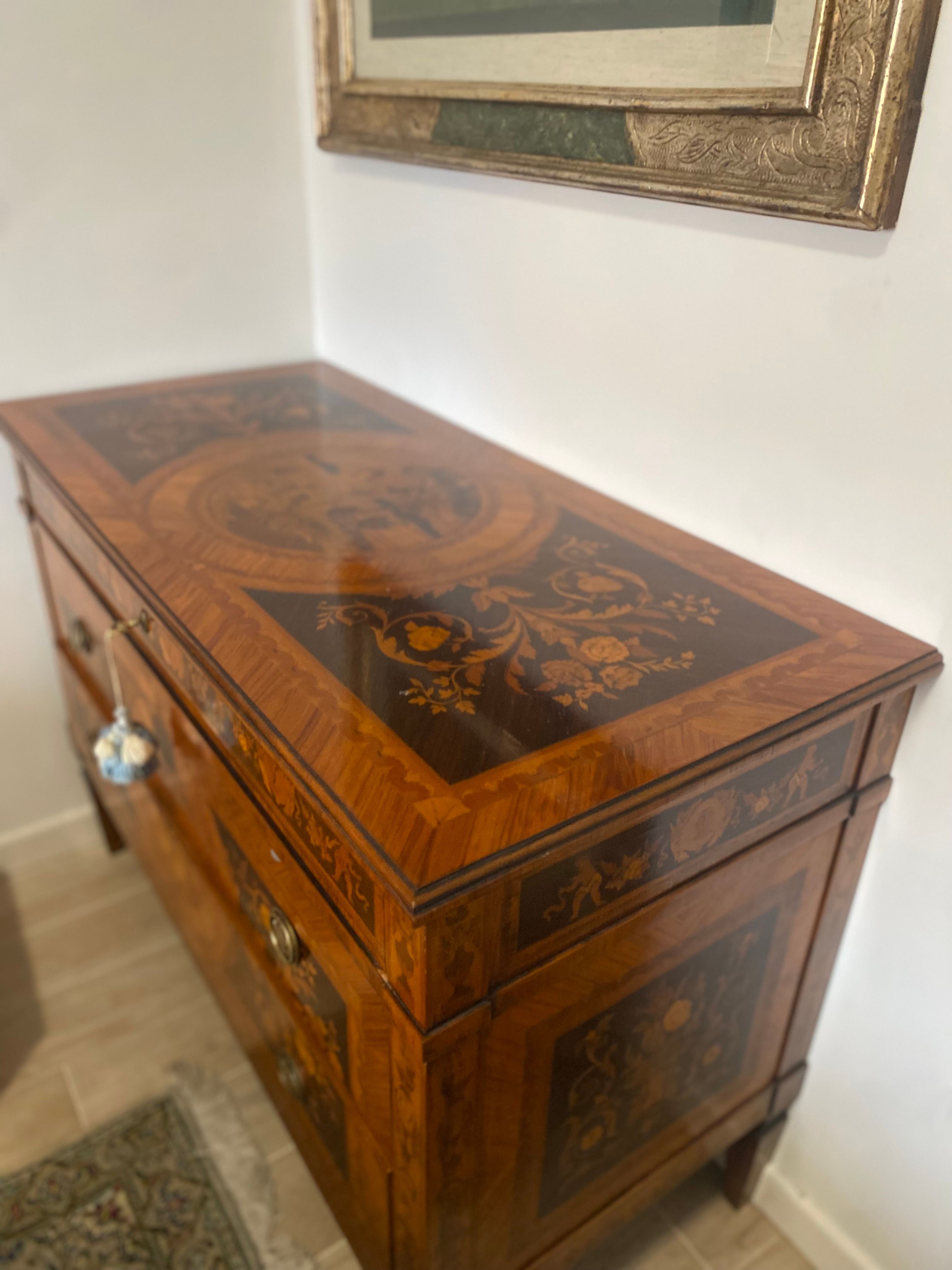 Commode décorée en noyer et en bois de cerisier (XIXe siècle) Brand