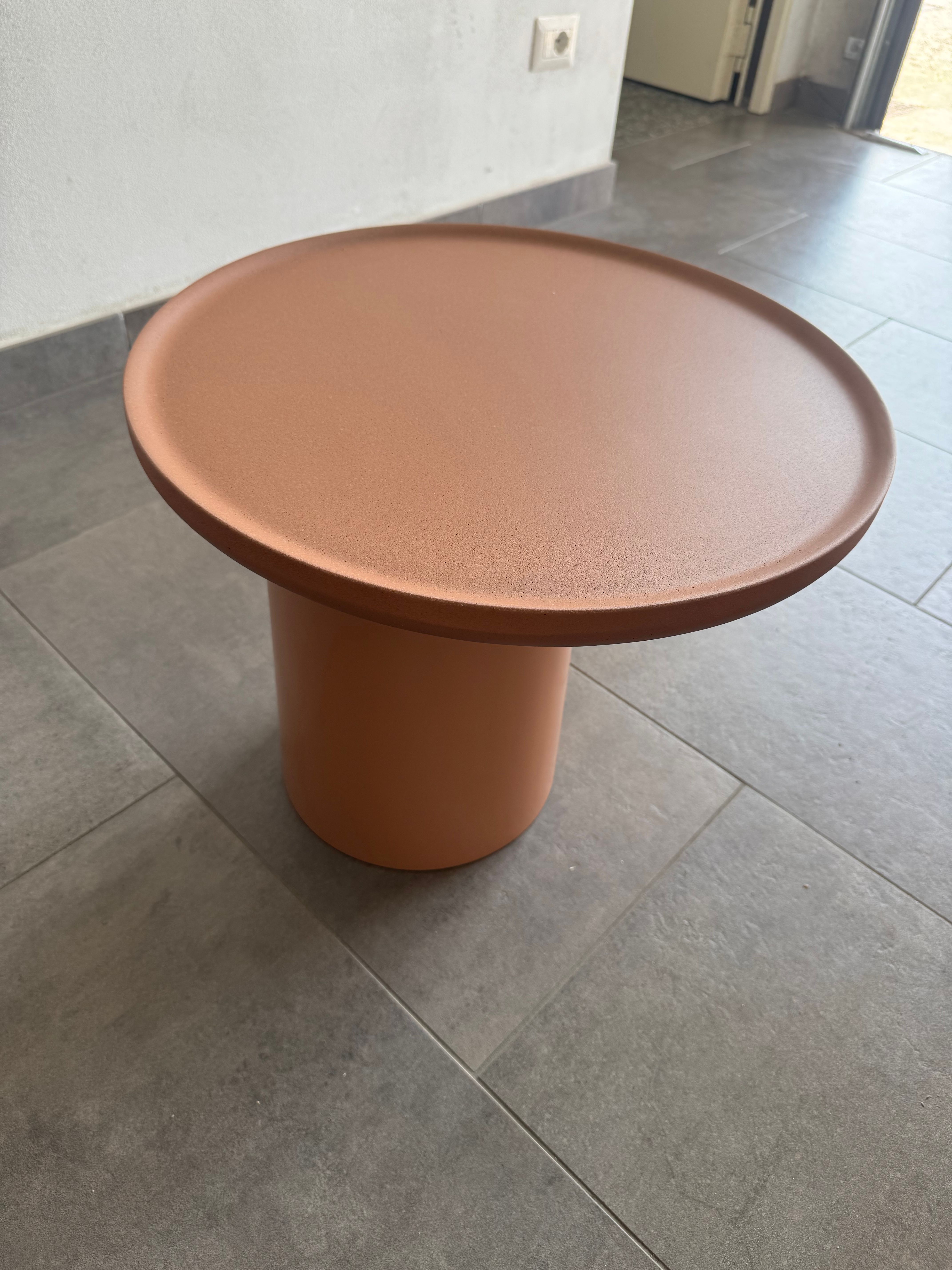 Tavolino Louisa in cemento rosso mattone Main