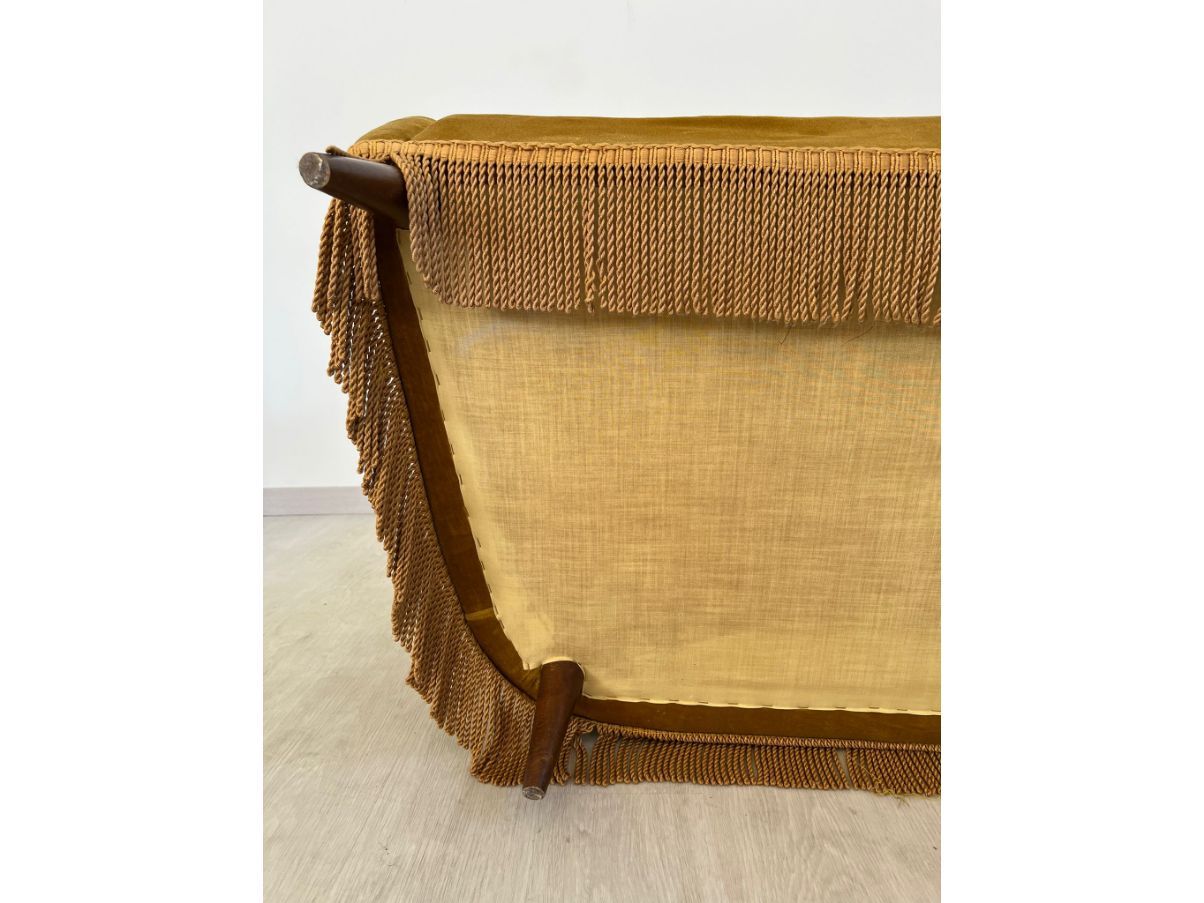 Divano 2 posti con frange in velluto ocra (anni '60) Details