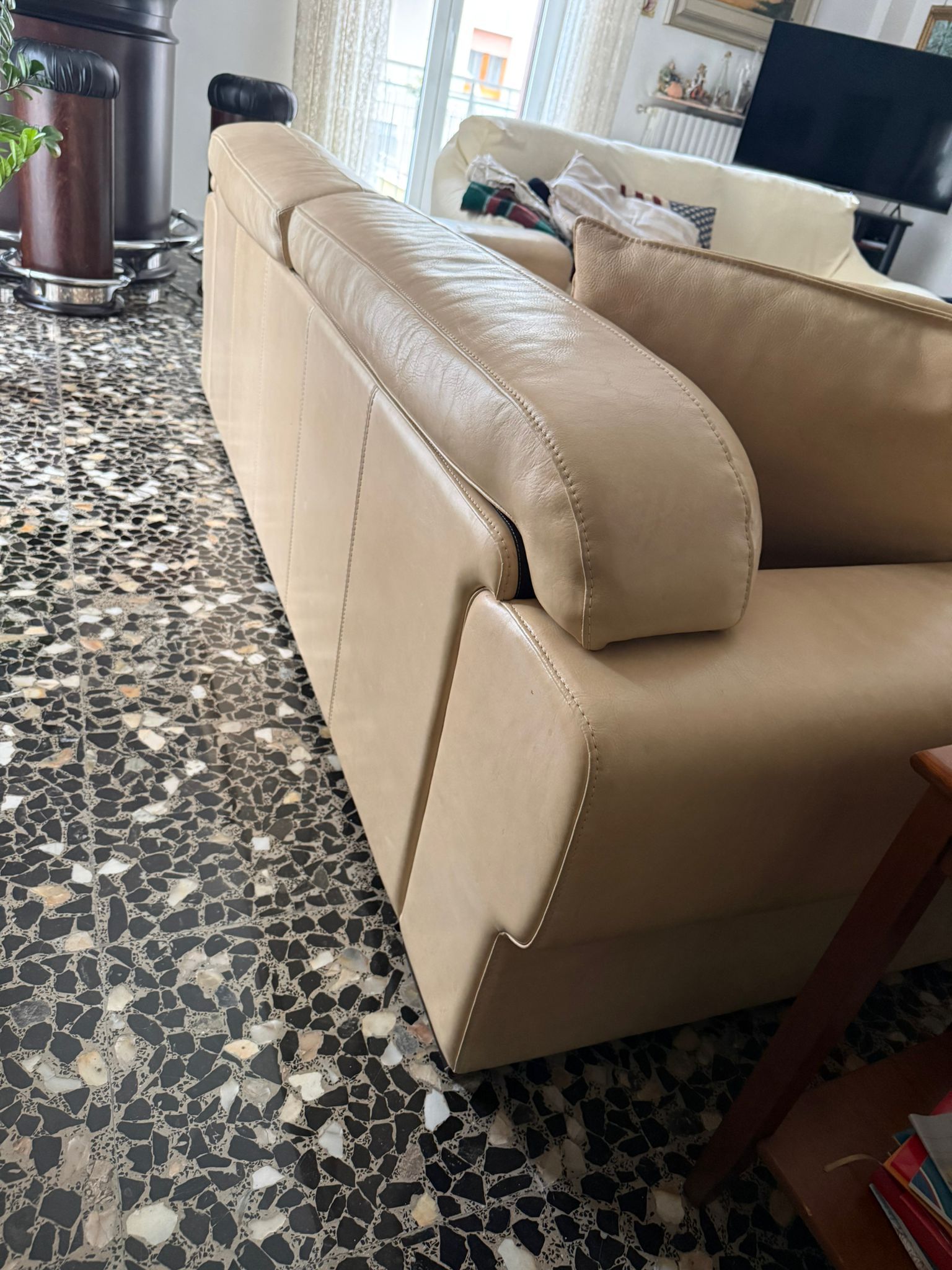 Hamilton sofa in leather (beige) 14