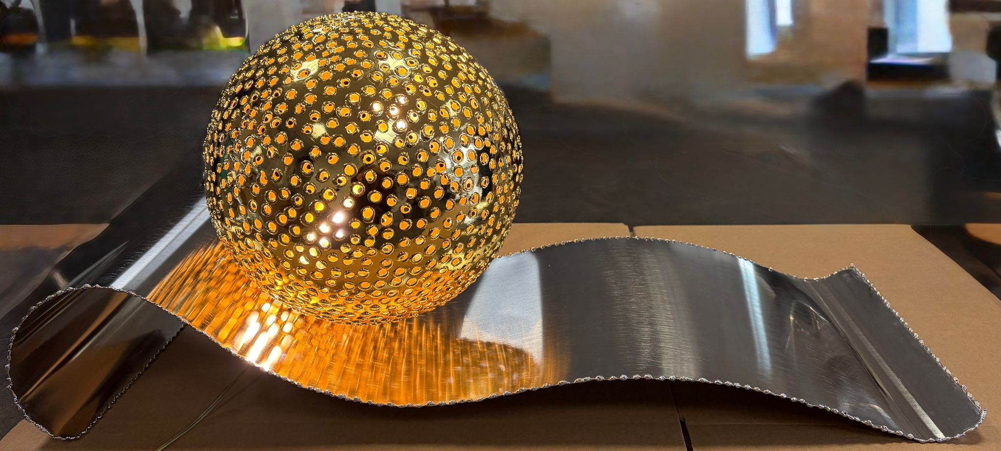 Silber und Gold Kugel Tischlampe Lume Main