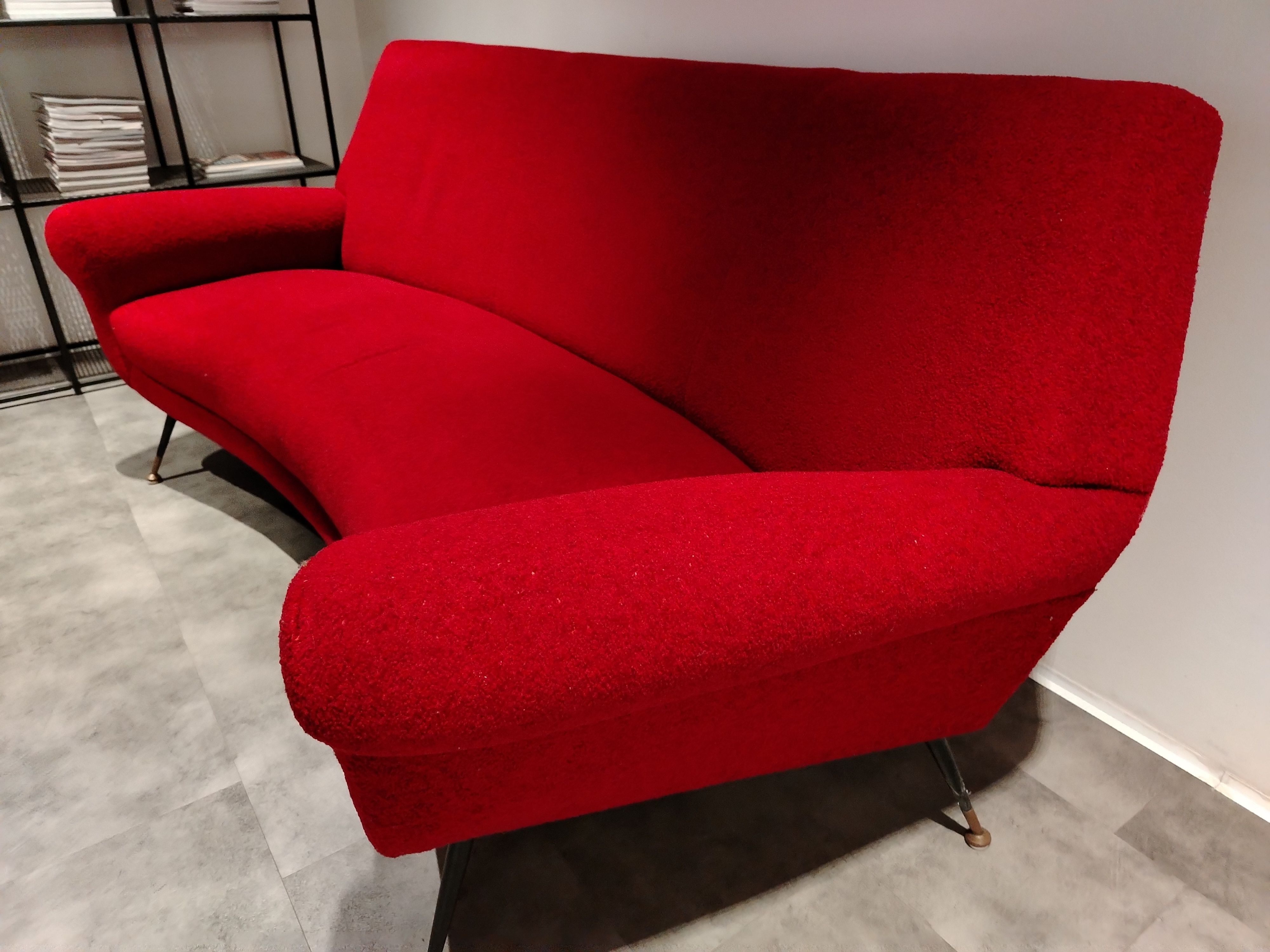 Set divano 3 posti e 2 poltrone in tessuto rosso di Gigi Radice Side