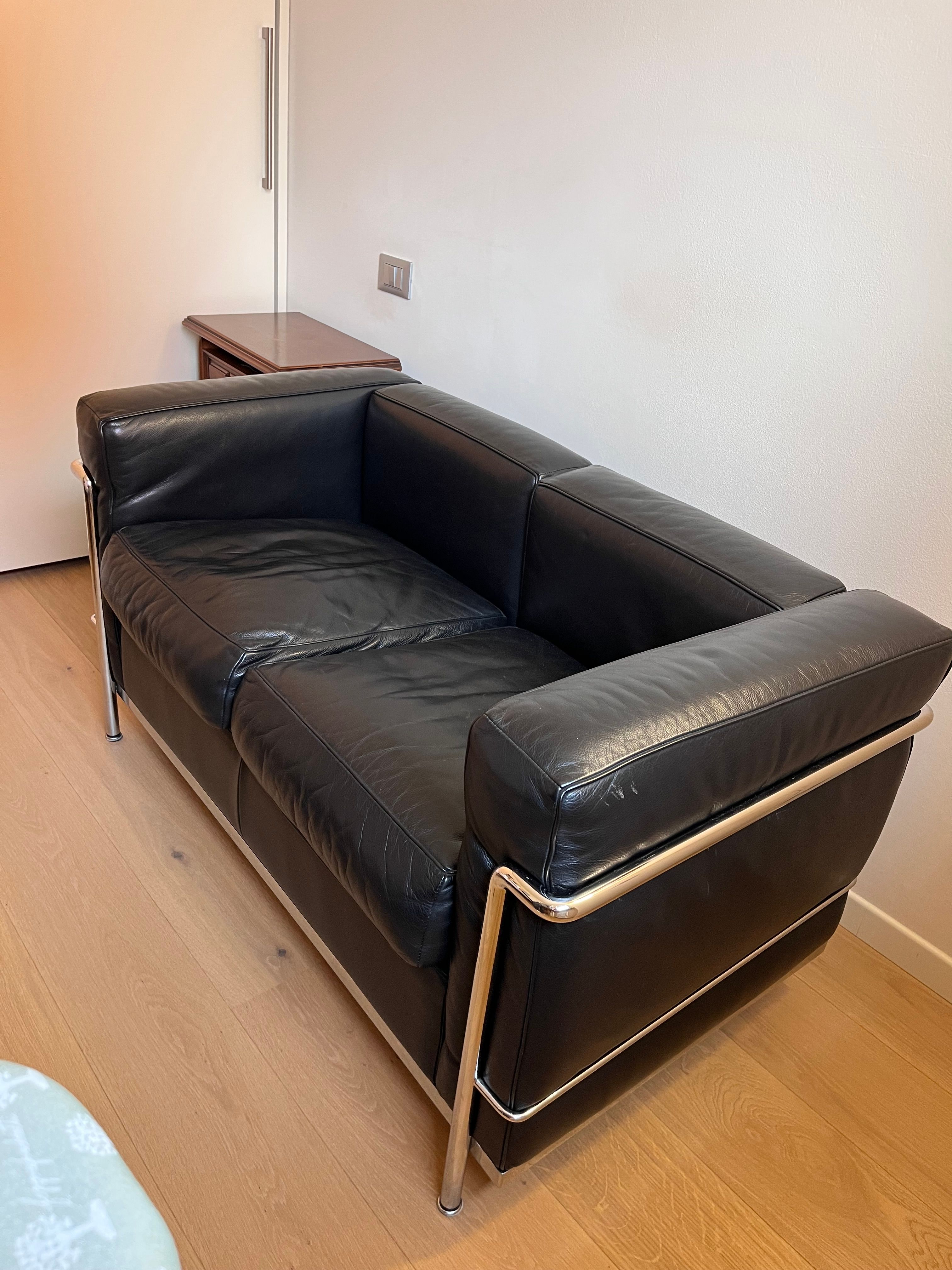 LC2 2 seater sofa upholstered in black leather by Le Corbusier, Cassina Side
