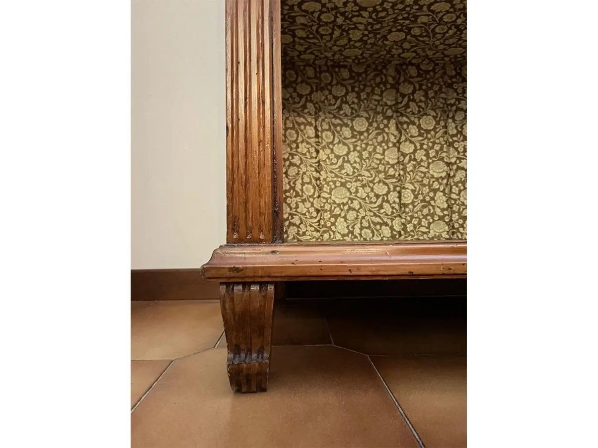 Vetrinetta vintage in legno e vetro antico con ripiani 11
