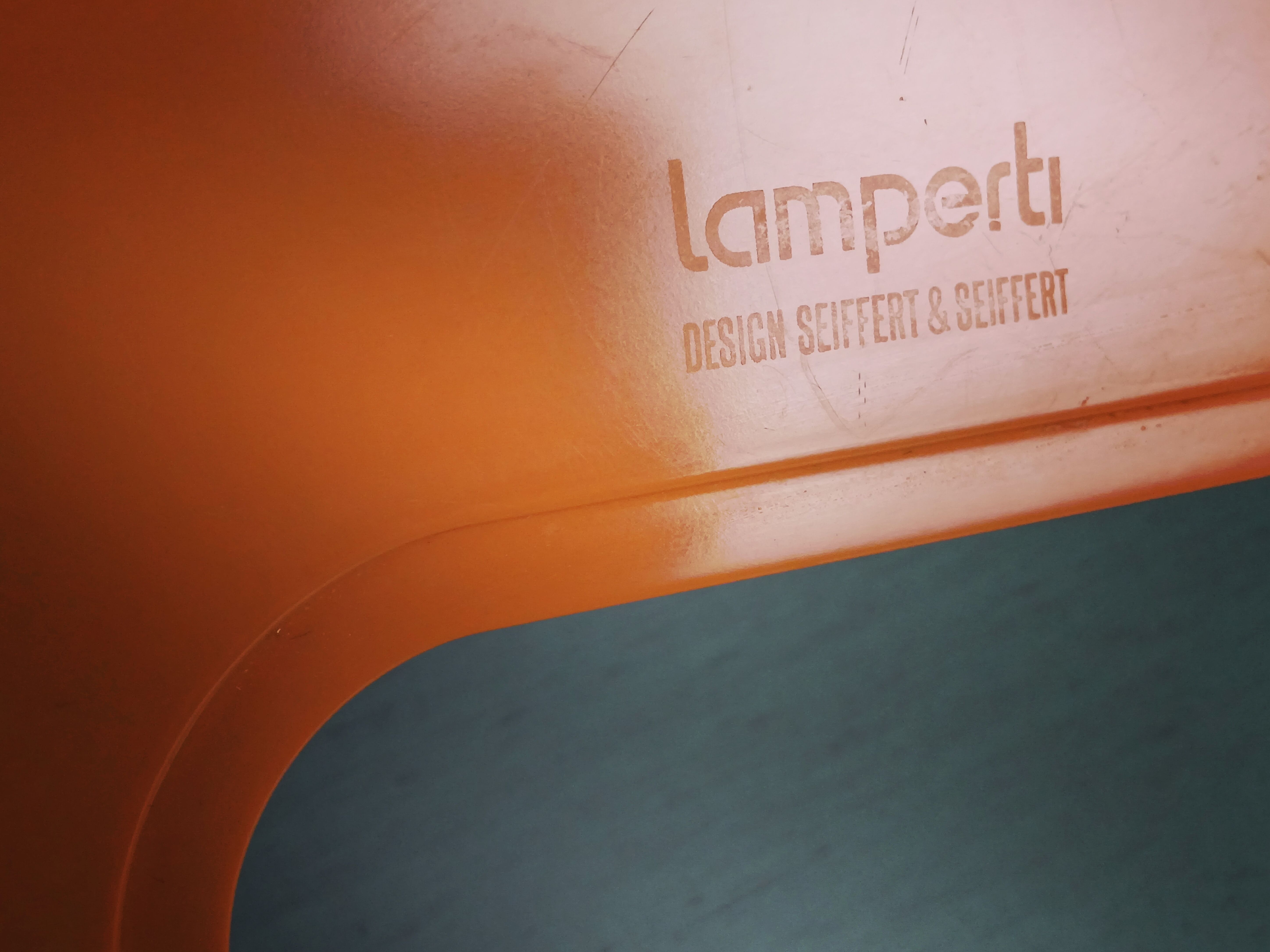 Centrotavola King arancione e blu di Seiffert & Seiffert (anni '70) Brand