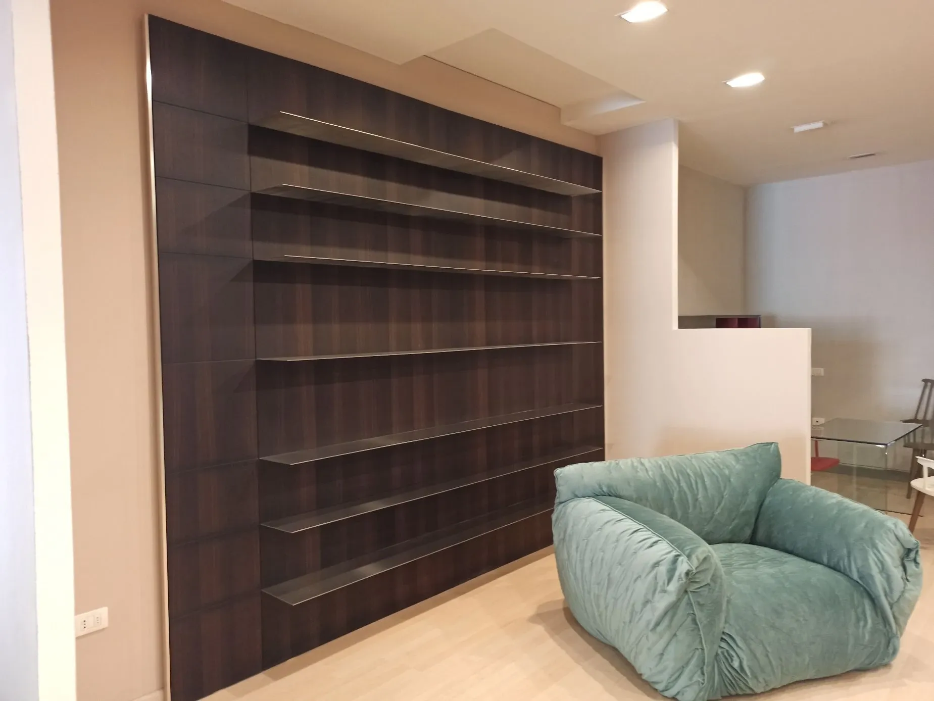 Boiserie equipped wall with shelves, Poliform image