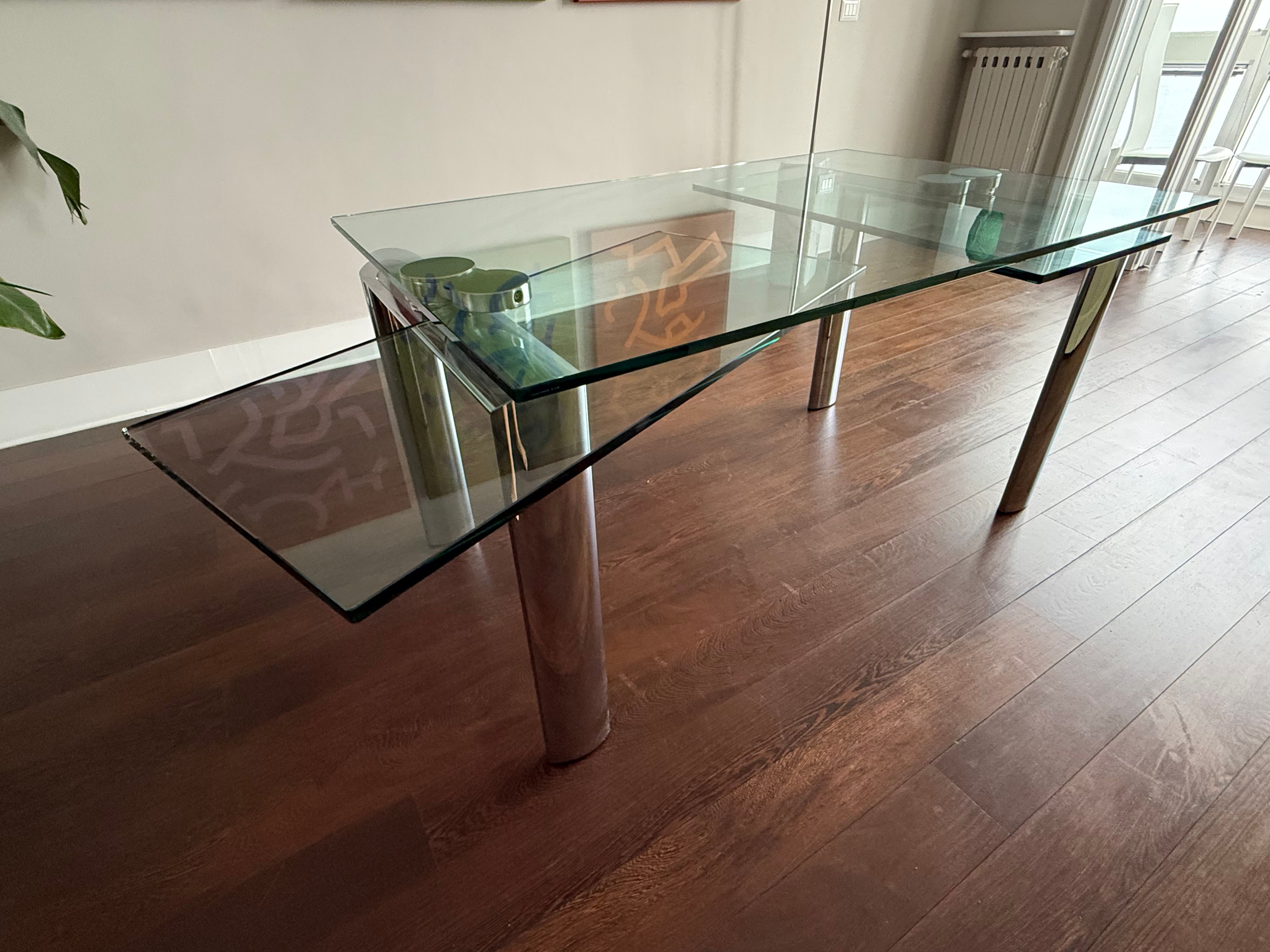 Policleto Extendable Glass Dining Table Details