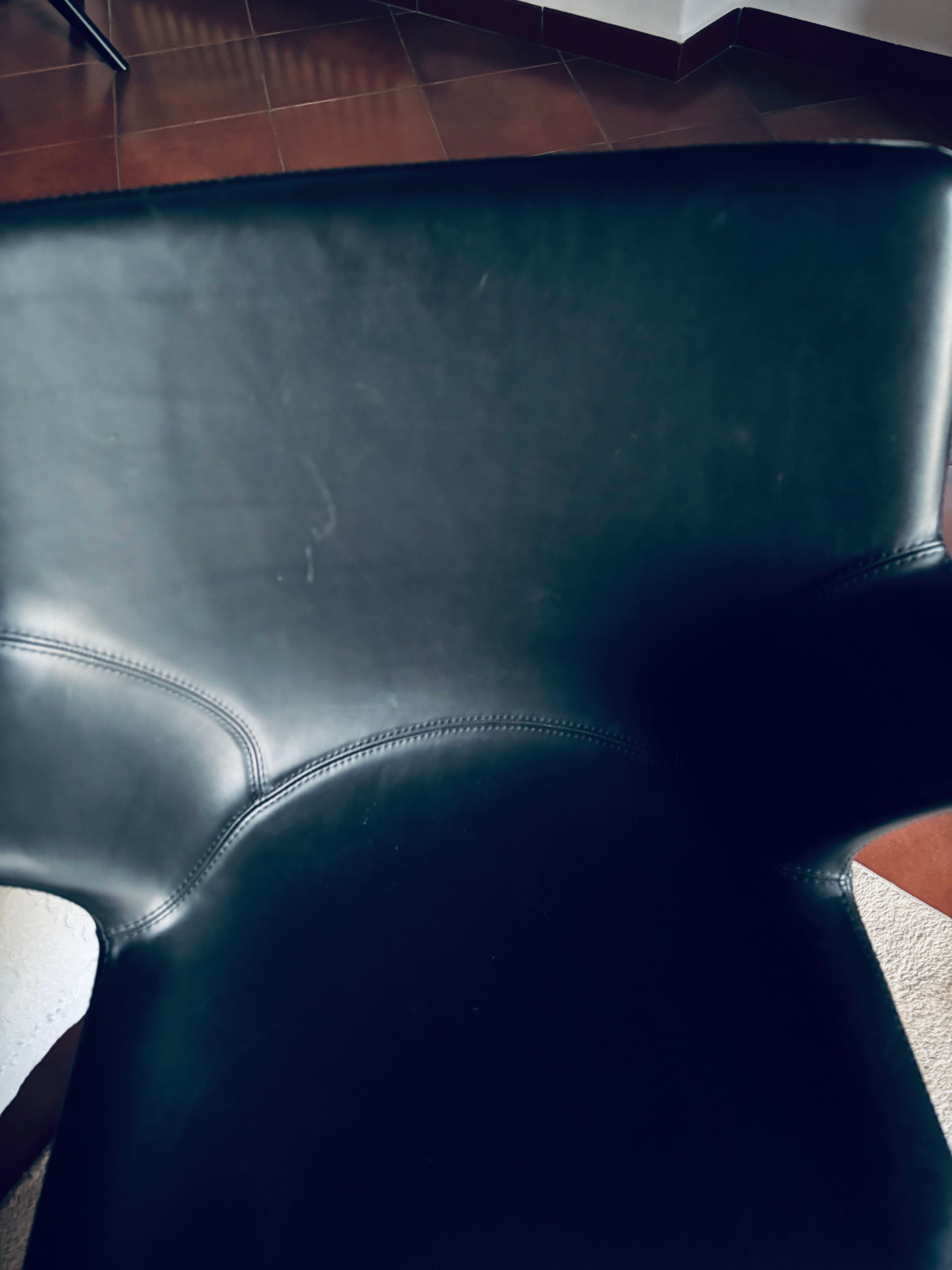 Sedia con braccioli Lou Eat in pelle nera di Philippe Starck Details