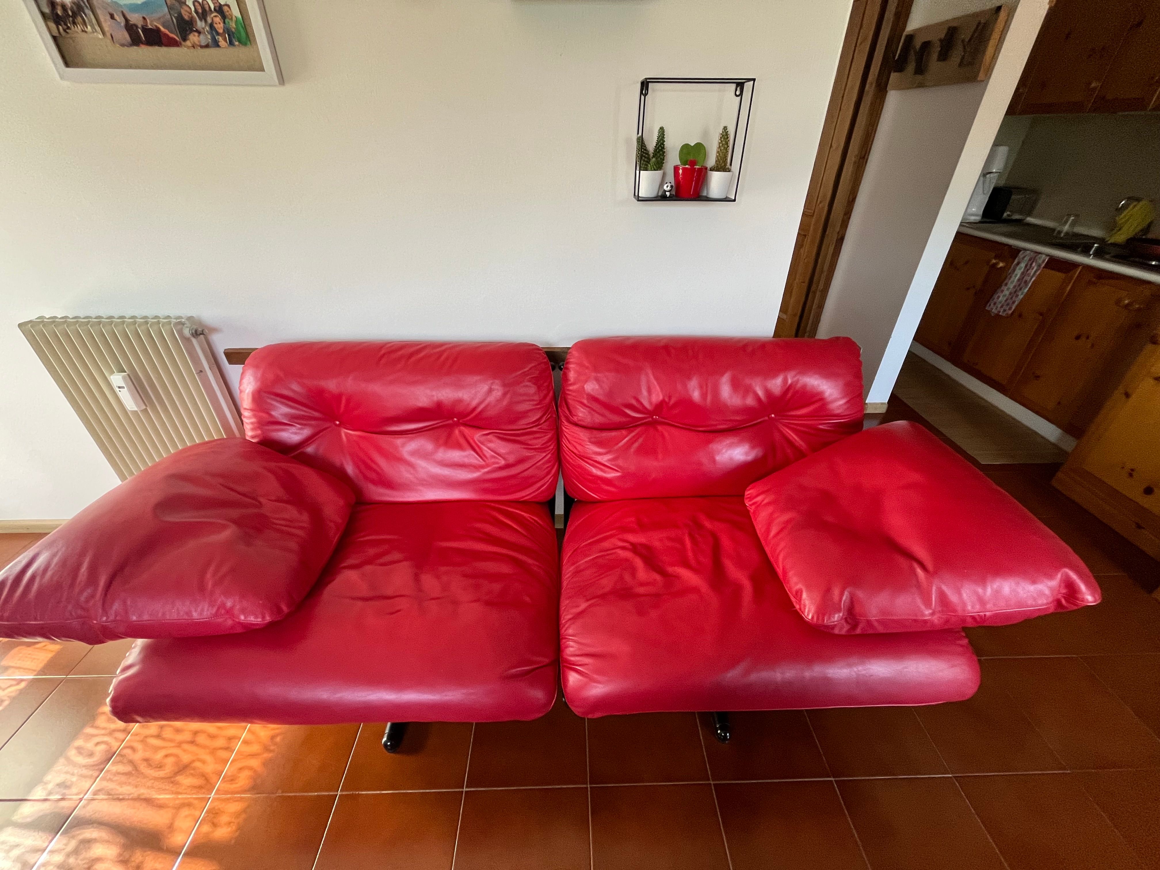 Divano 2 posti rivestito in pelle rossa  Main