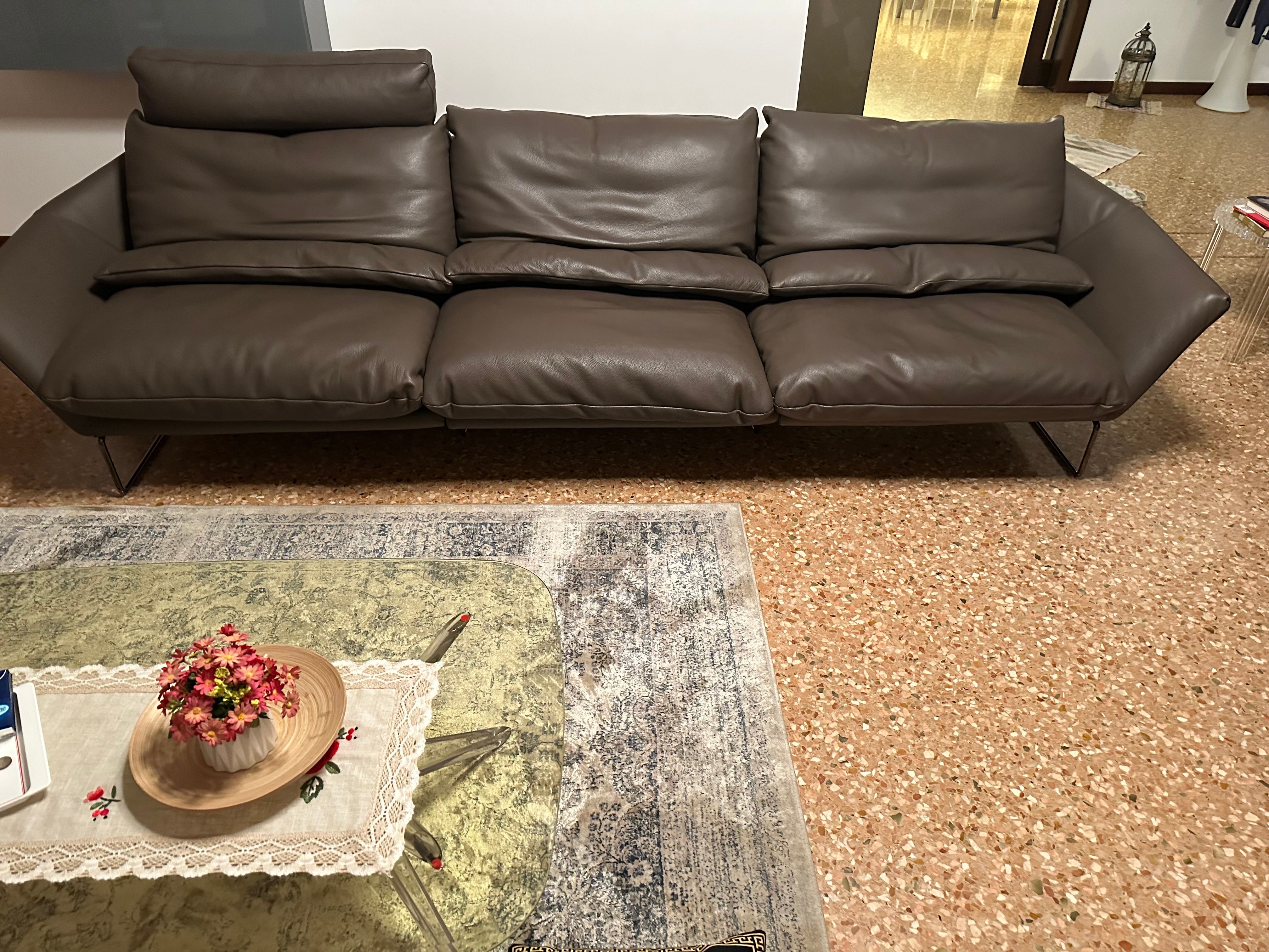 New York Sweet brown leather sofa Front
